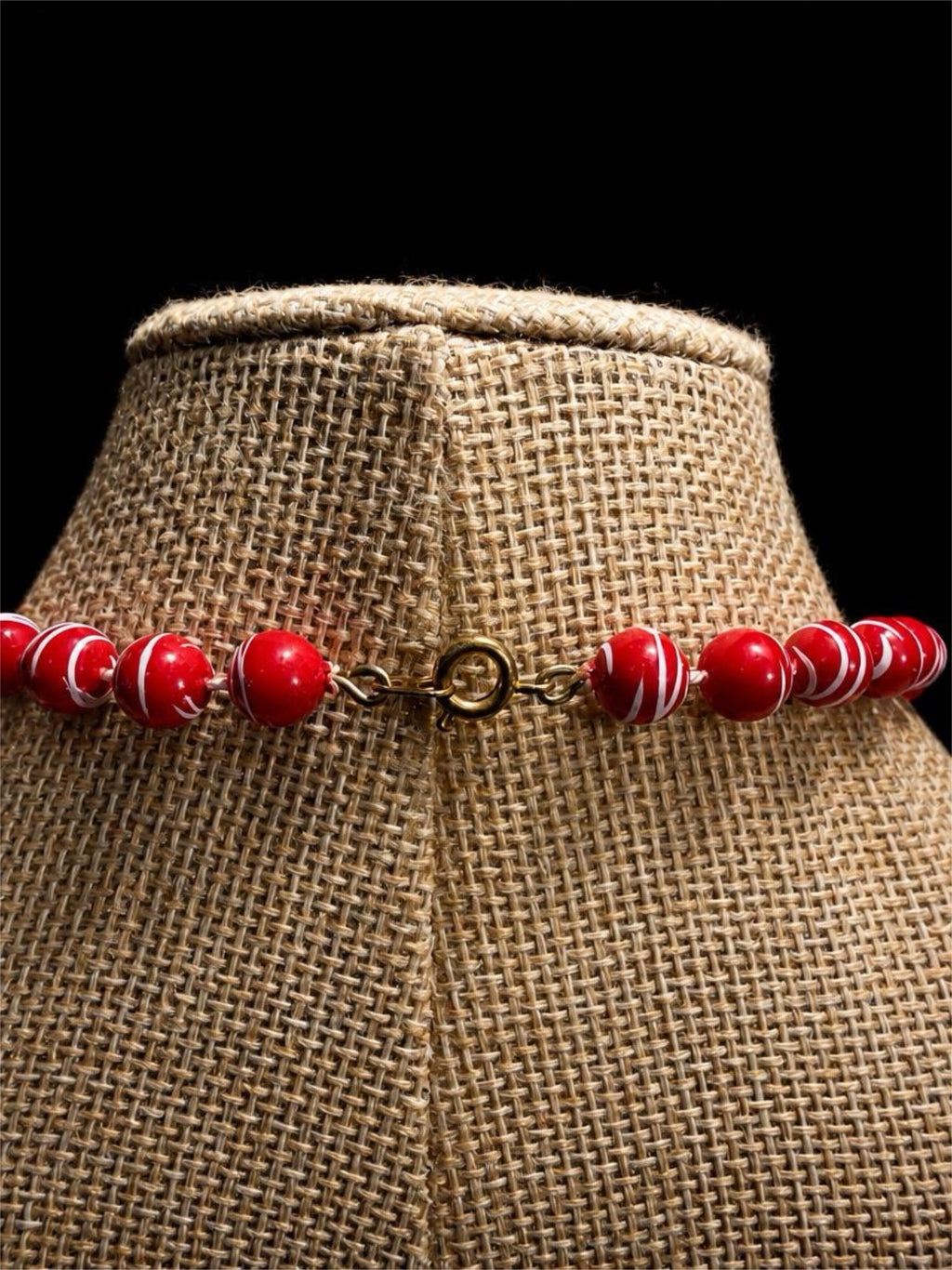VINTAGE RED & WHITE SWIRL BEADED NECKLACE