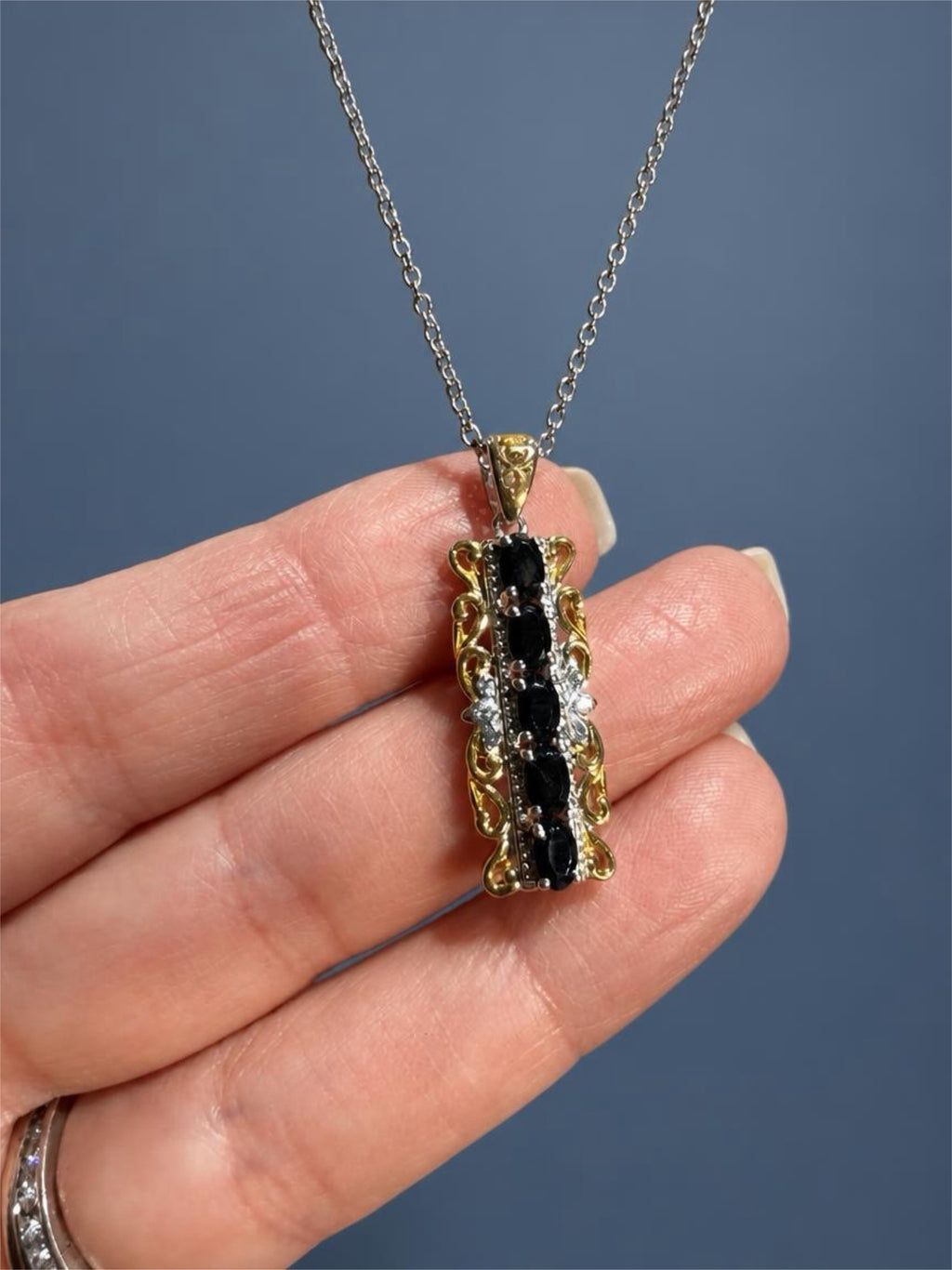 BLACK RHINESTONE BAR PENDNT NECKLACE