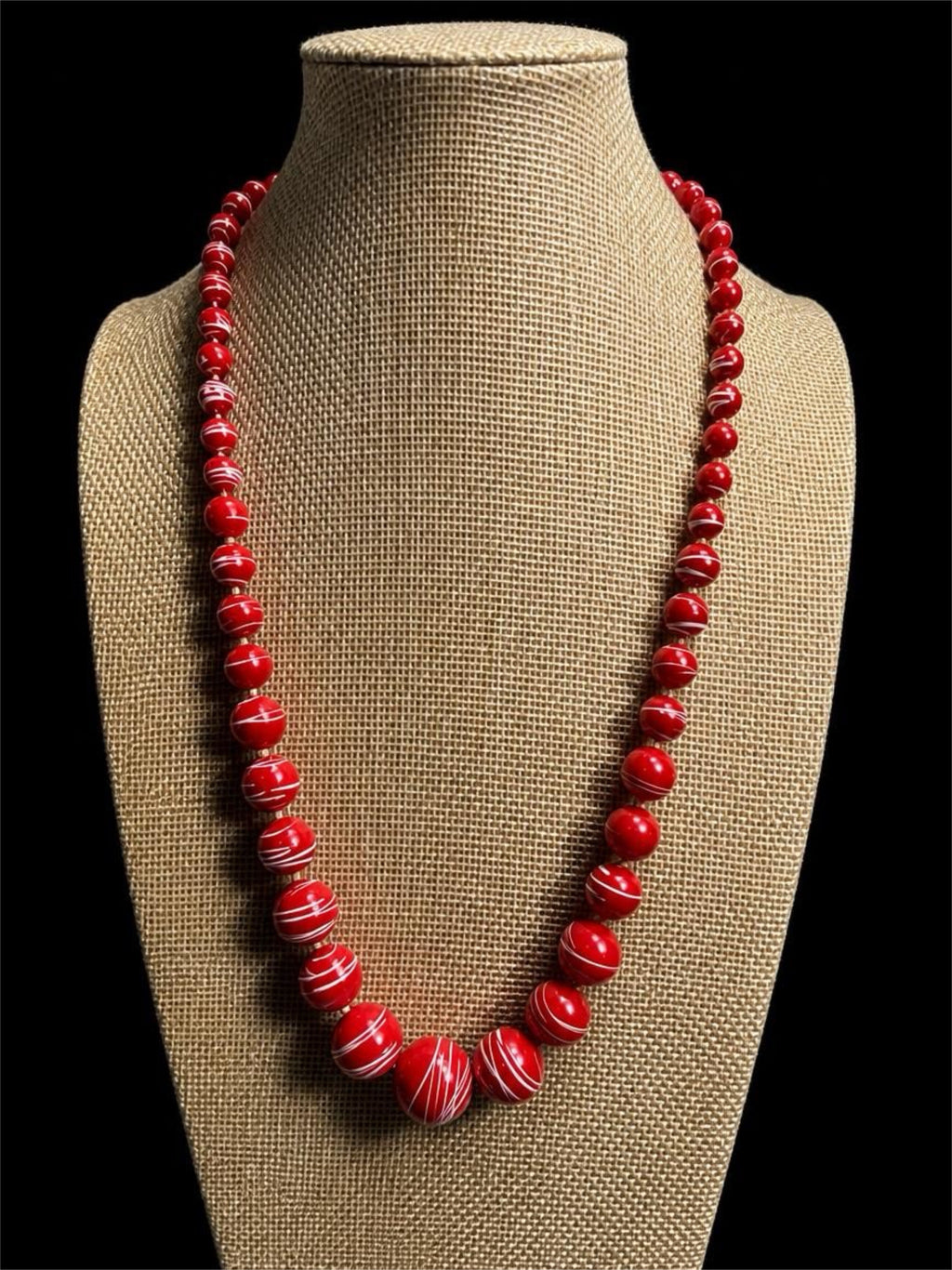 VINTAGE RED & WHITE SWIRL BEADED NECKLACE