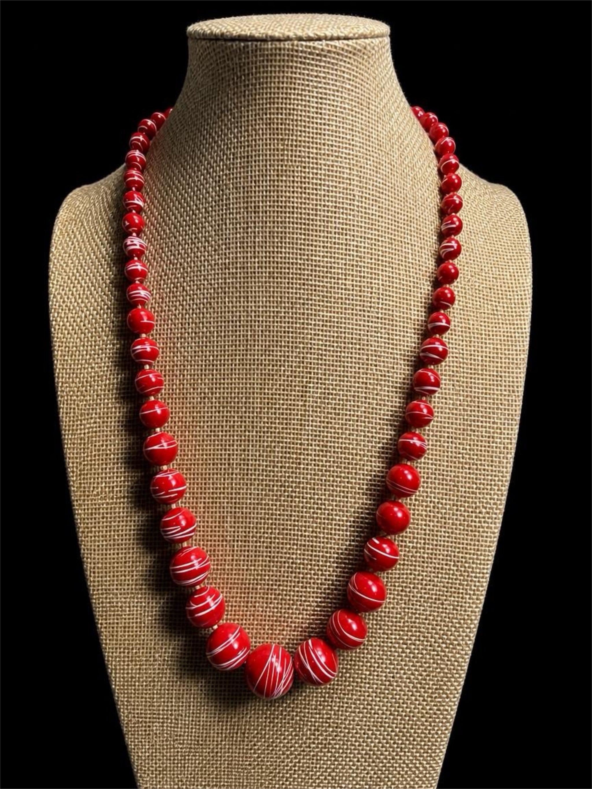 VINTAGE RED & WHITE SWIRL BEADED NECKLACE
