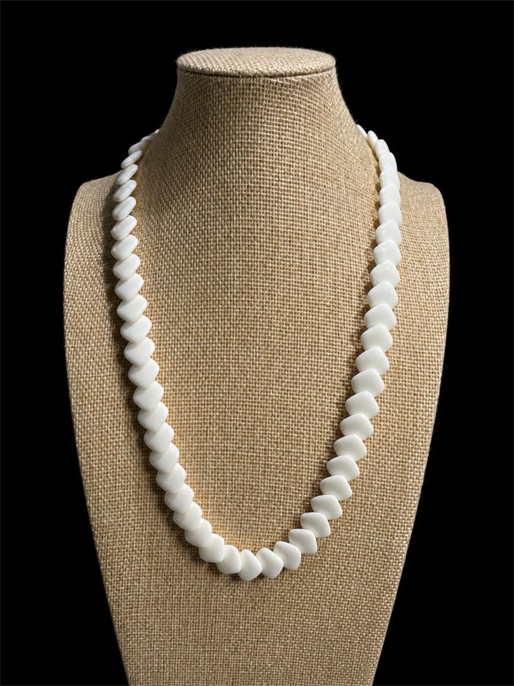 VINTAGE IVORY COLORED NECKLACE