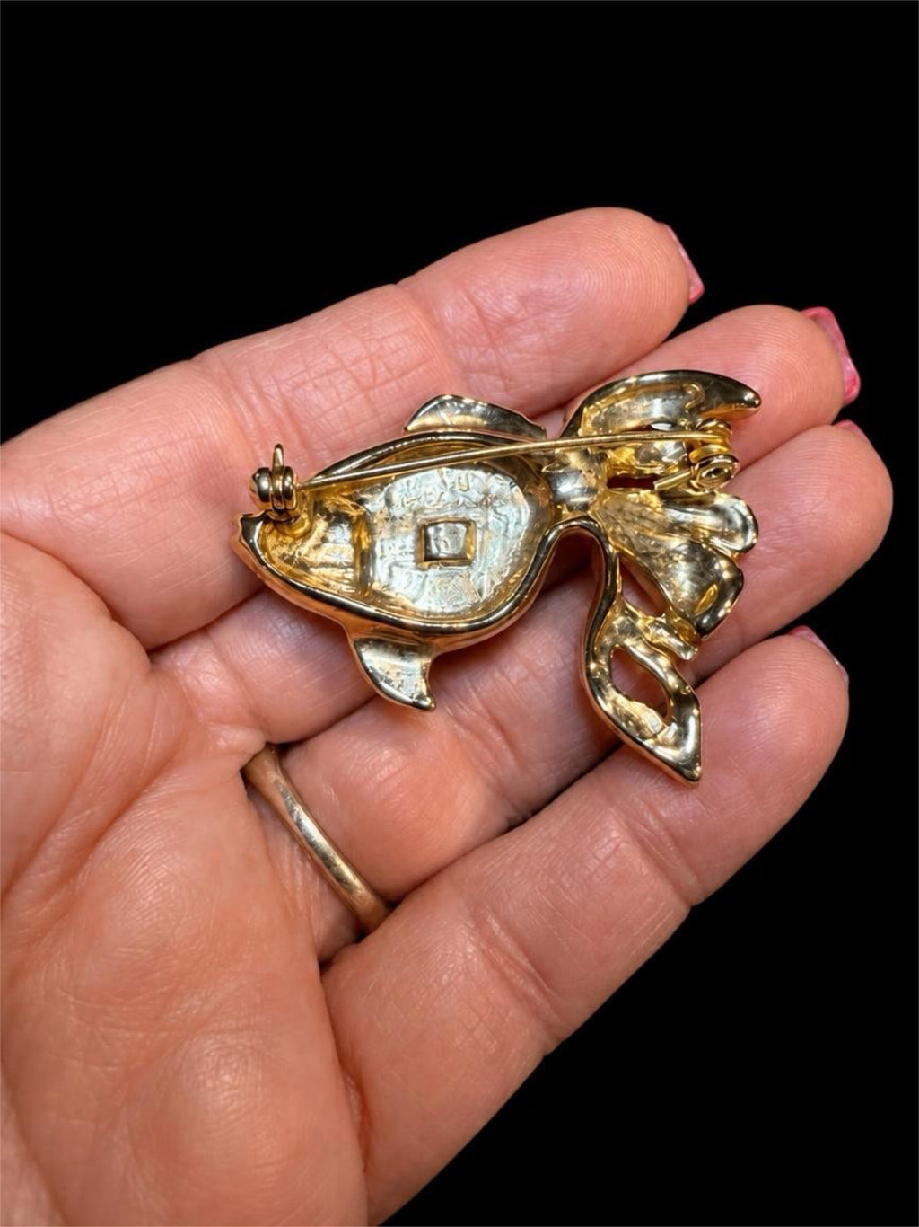 VINTAGE LARGE PEARL CABOCHON FISH BROOCH