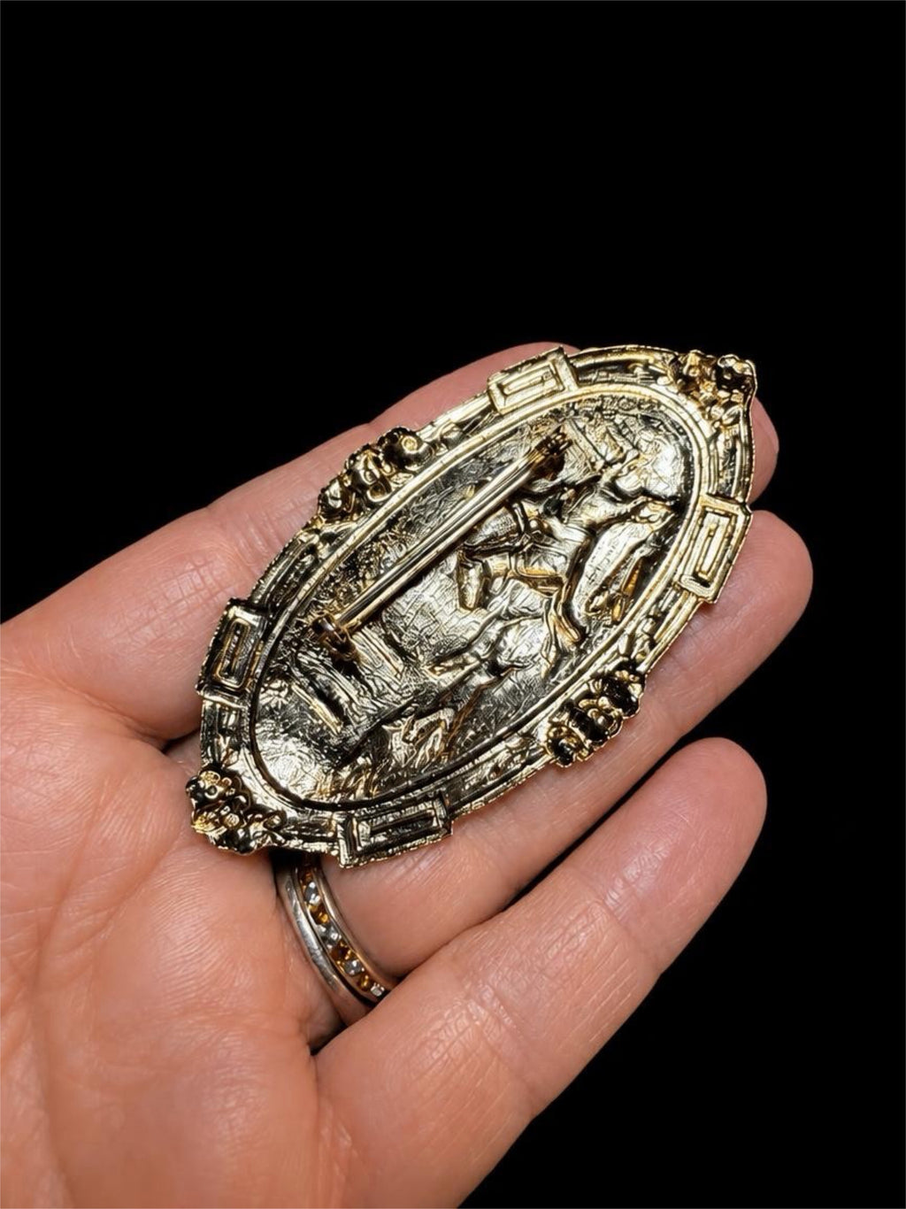 HORSE & HOUNDS GOLD BROOCH