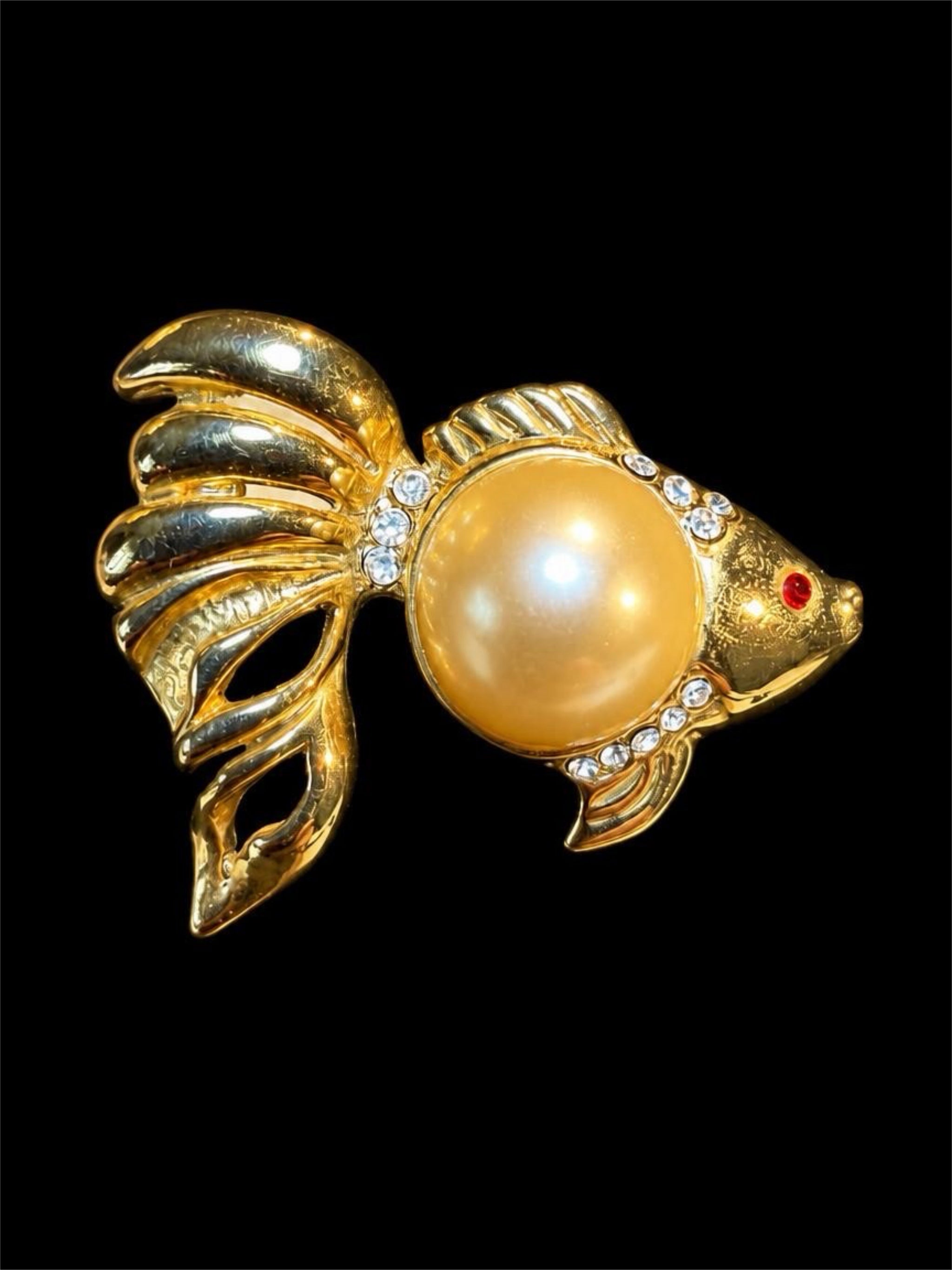 VINTAGE LARGE PEARL CABOCHON FISH BROOCH