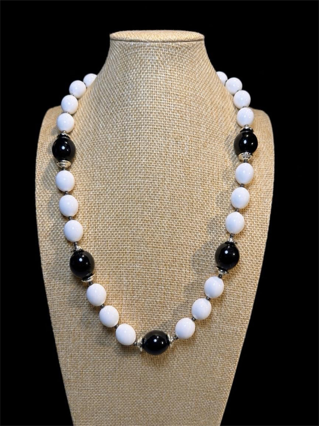 VINTAGE BLACK & WHITE LUCITE BEADED NECKLACE
