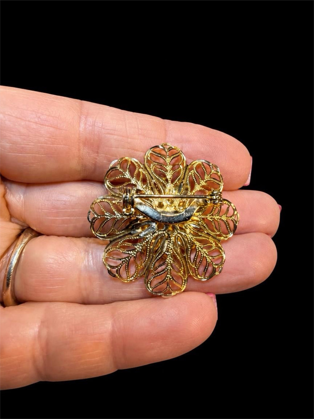 VINTAGE LAVENDER GLASS BROOCH