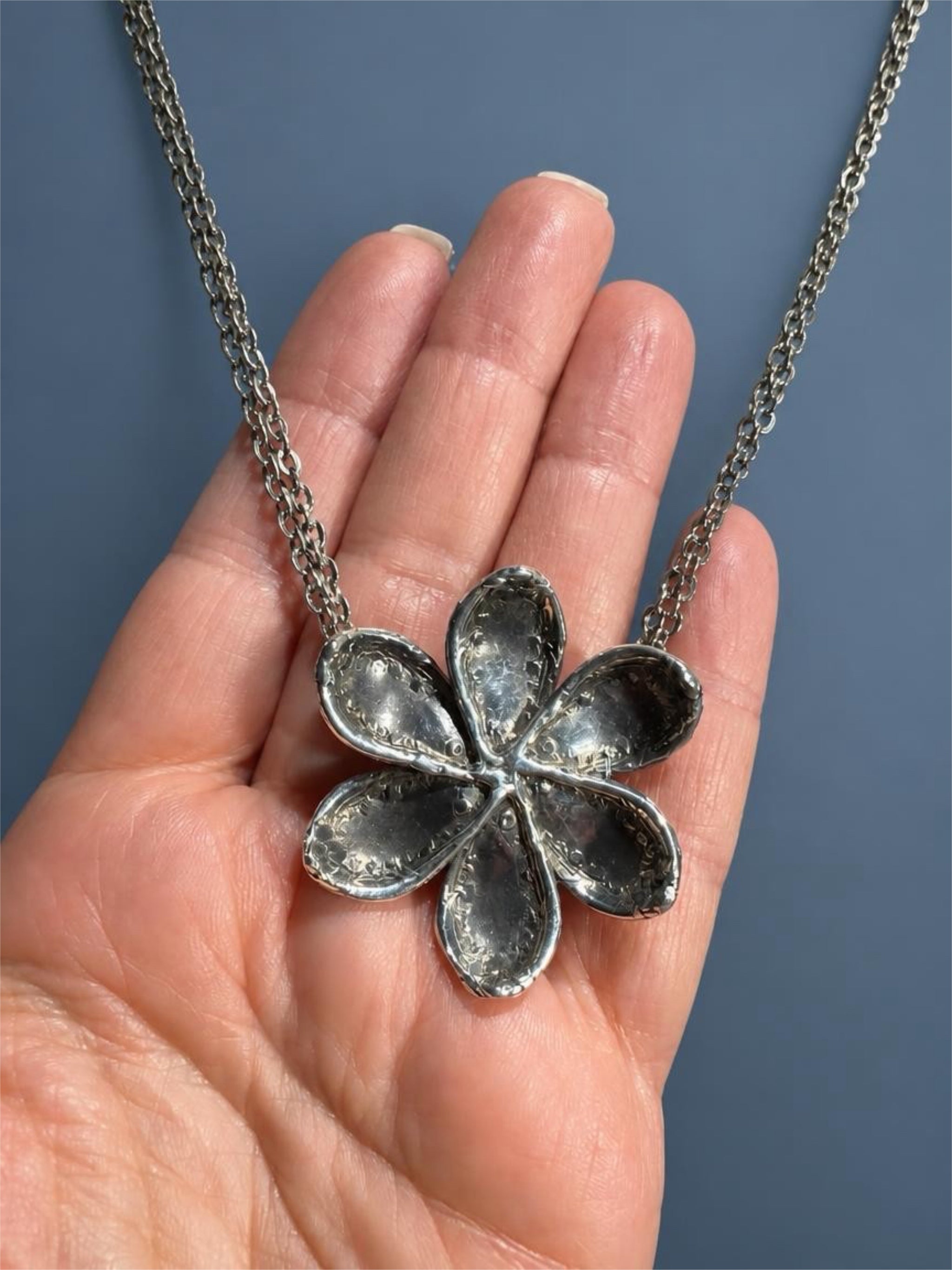SILVER FLORAL NECKLACE