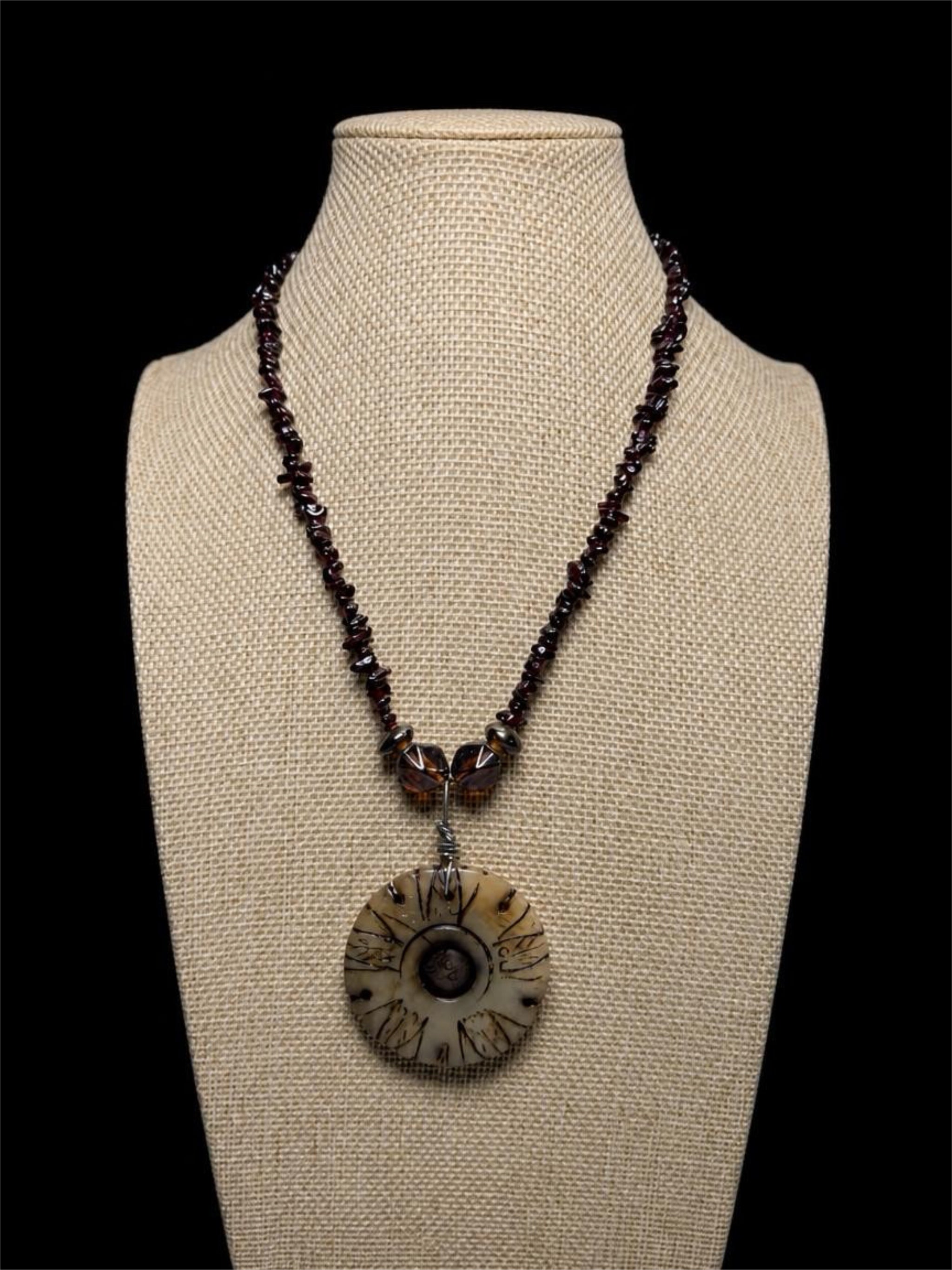 STONE PENDANT NECKLACE