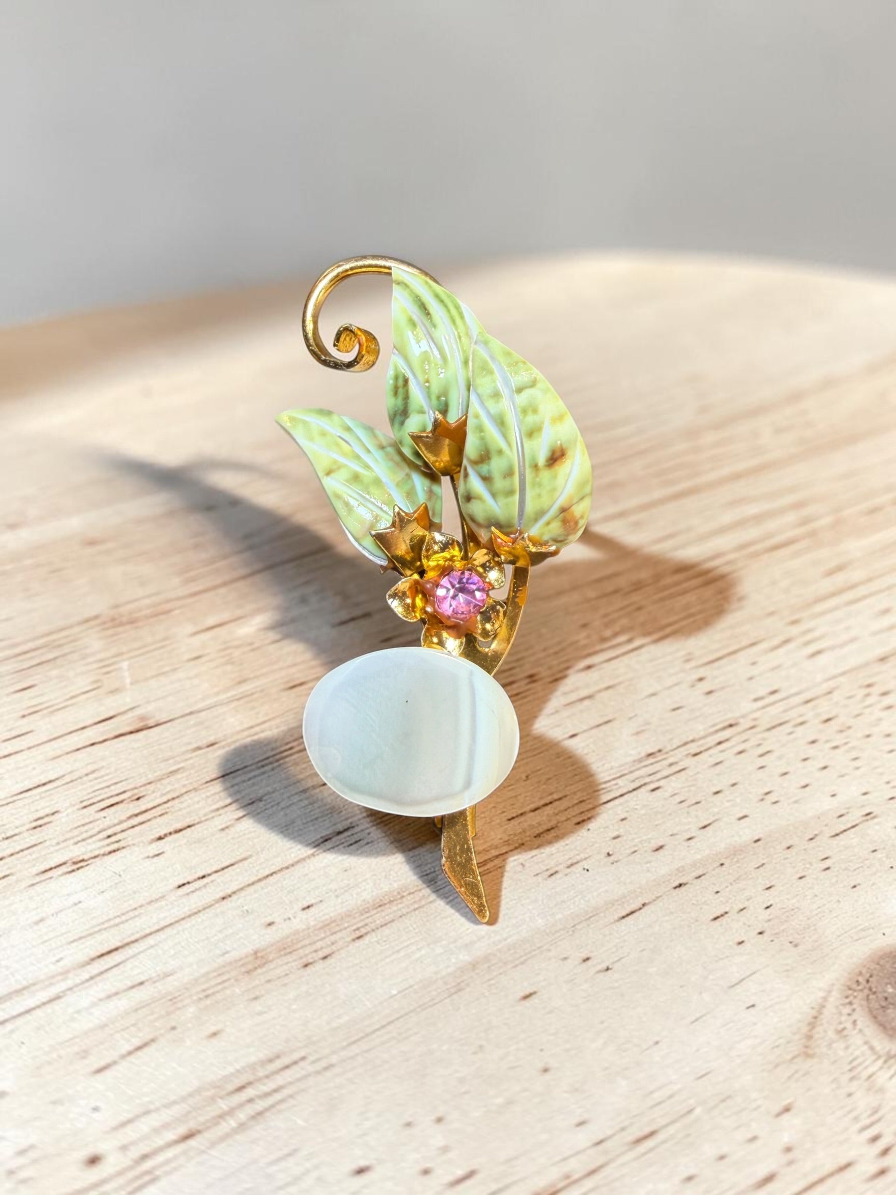 VINTAGE FLORAL SHELL BROOCH