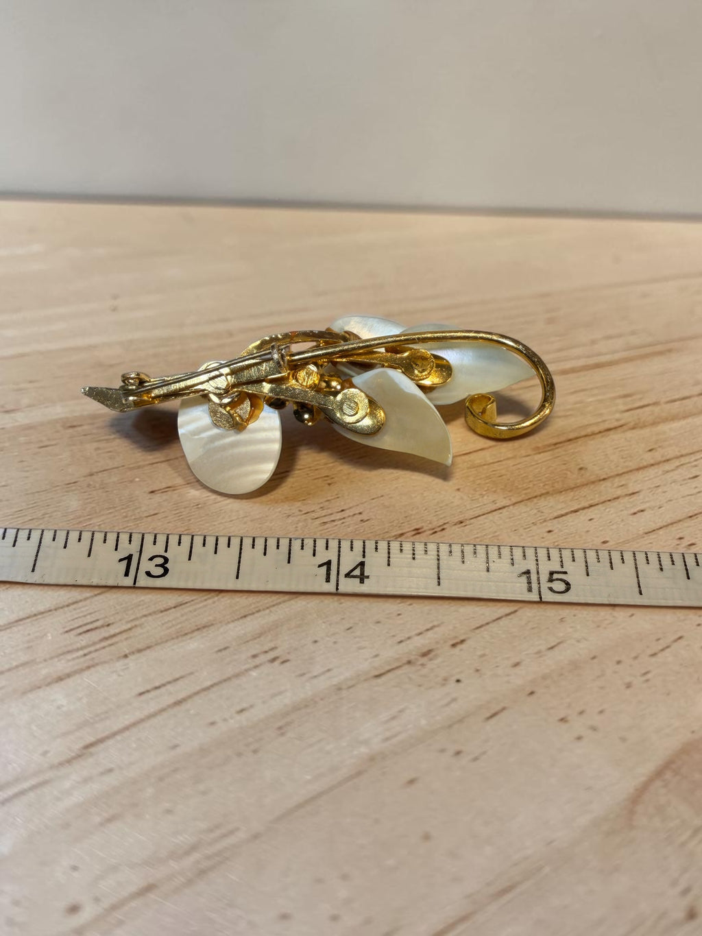 VINTAGE FLORAL SHELL BROOCH