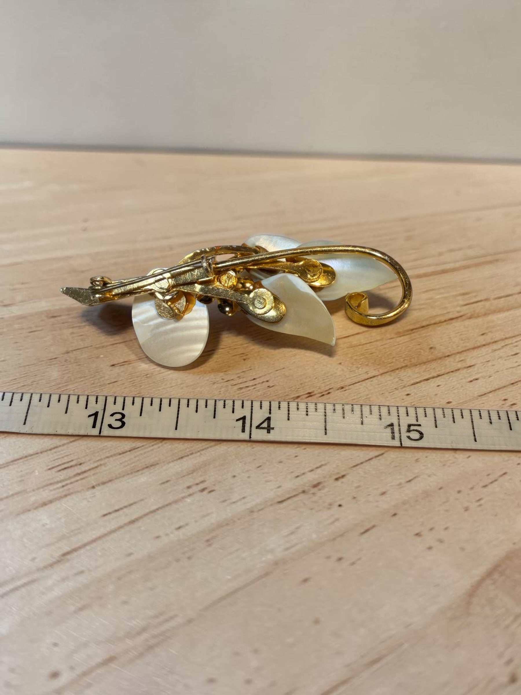 VINTAGE FLORAL SHELL BROOCH