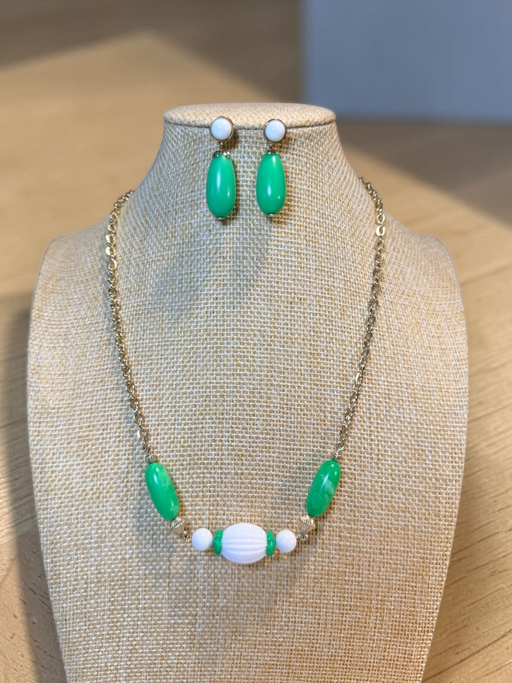 AVON GREEN & WHITE  NECKLACE & EARRING SET