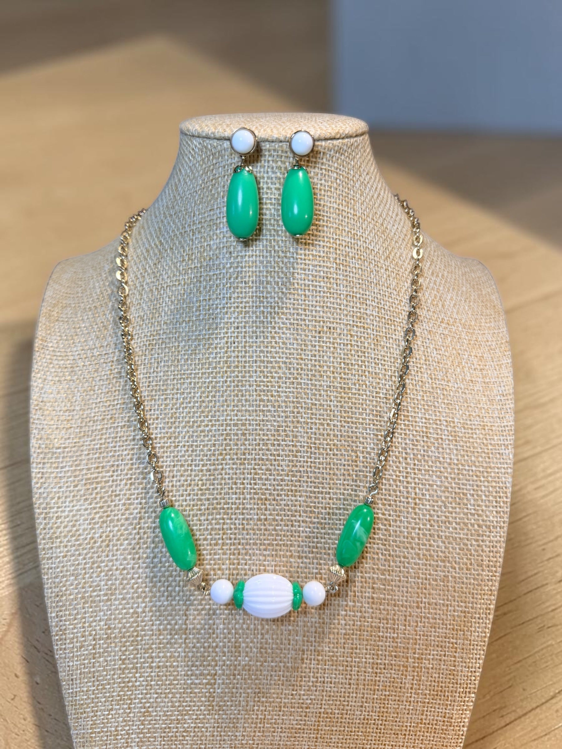 AVON GREEN & WHITE  NECKLACE & EARRING SET