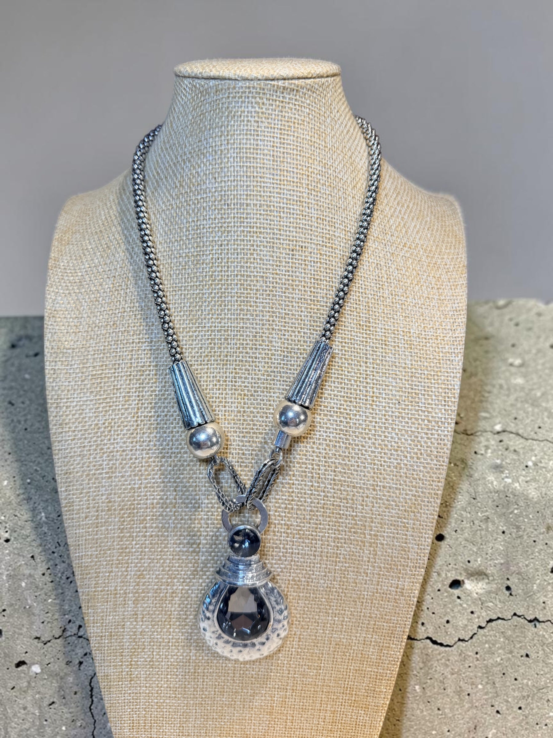 LARGE METAL ACCENTS W/ GLASS PENDANT NECKLACE