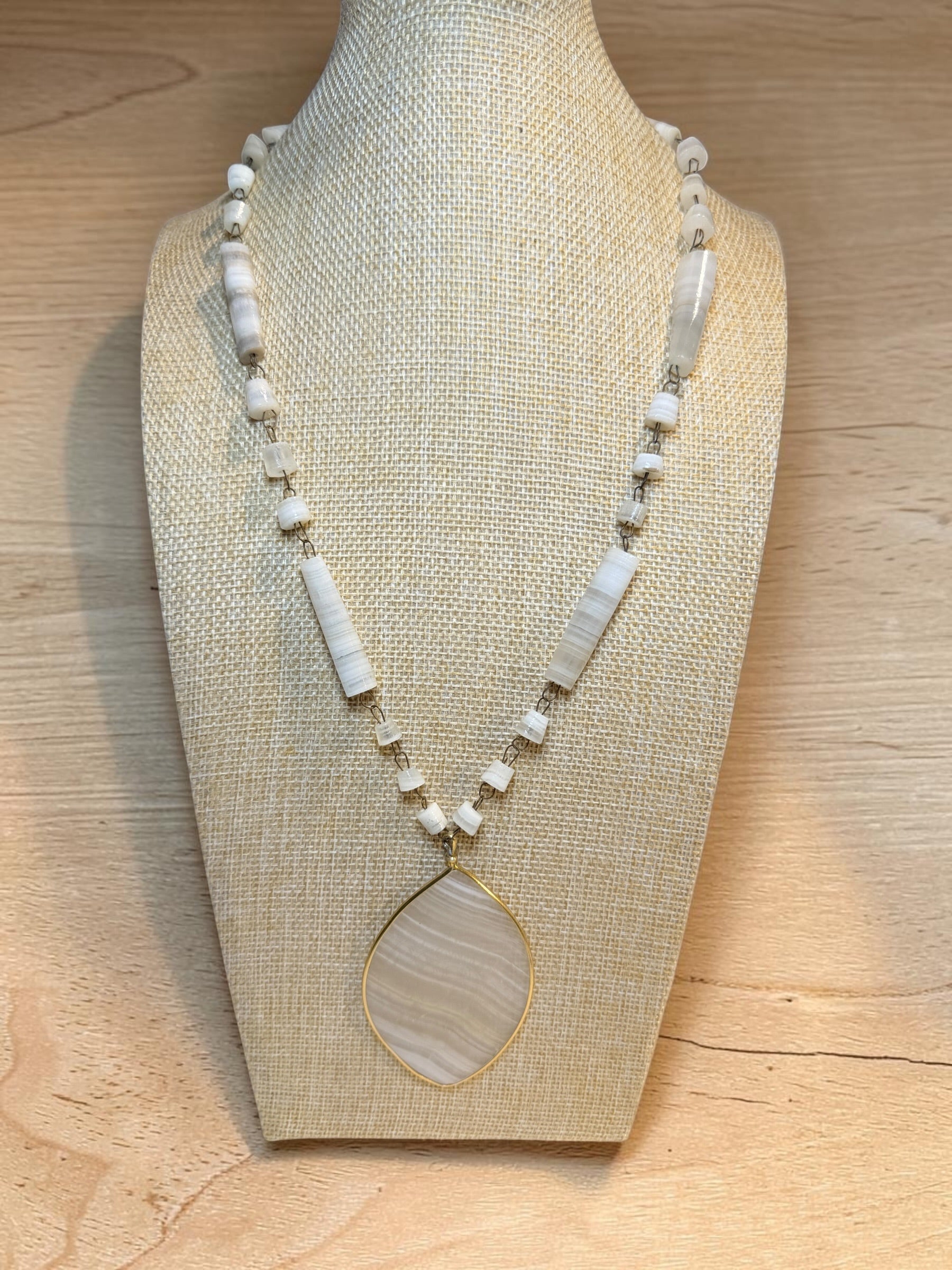 SHELL & STONE NECKLACE