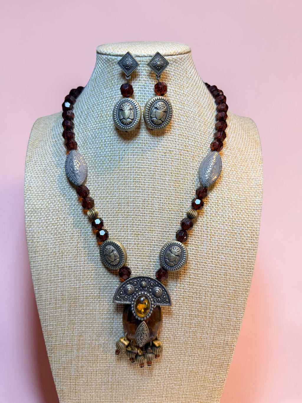 BEAD AND BRONZE TONE NECKLACE & EARRINGS SET