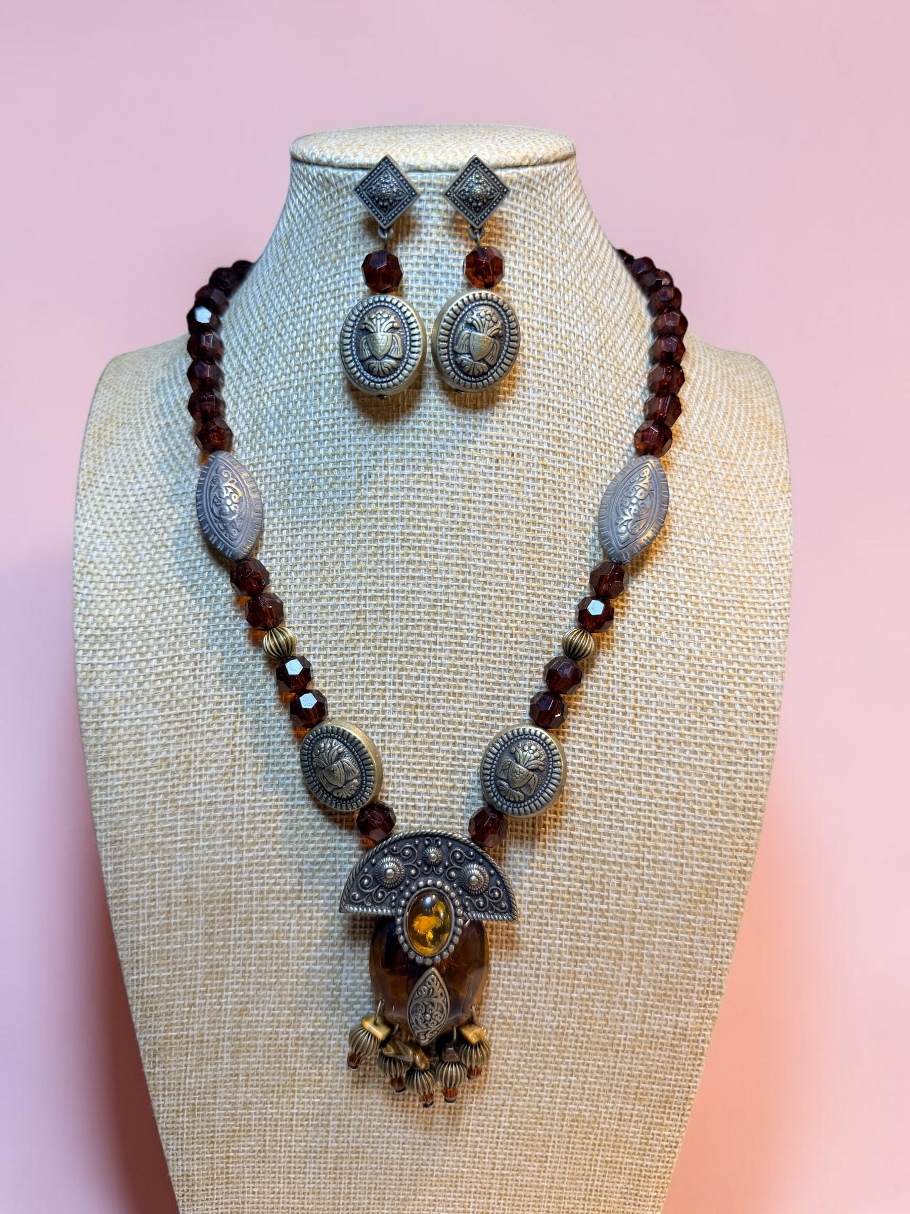 BEAD AND BRONZE TONE NECKLACE & EARRINGS SET
