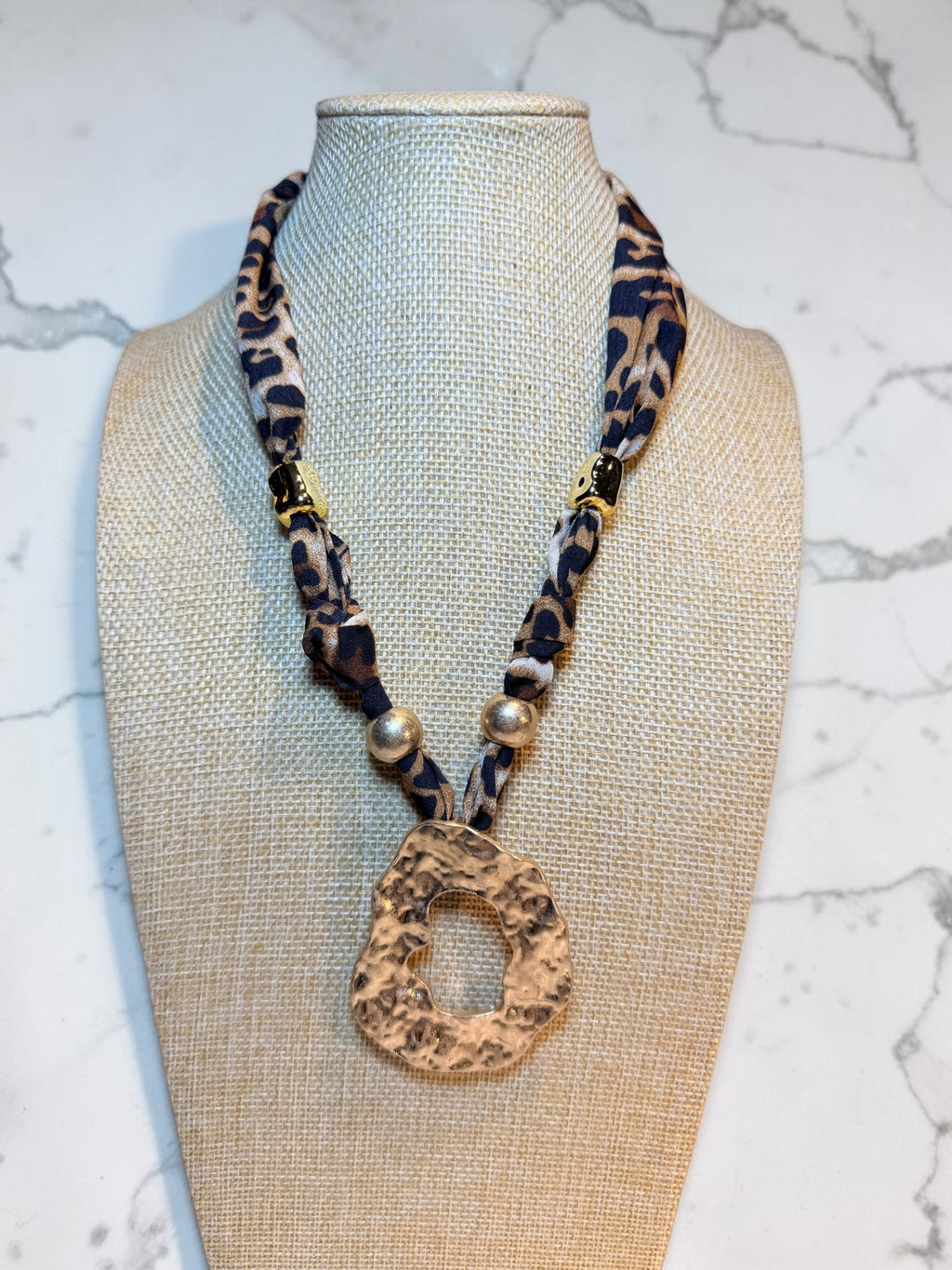 HAMMERED METAL PENDANT NECKLACE