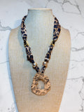 HAMMERED METAL PENDANT NECKLACE