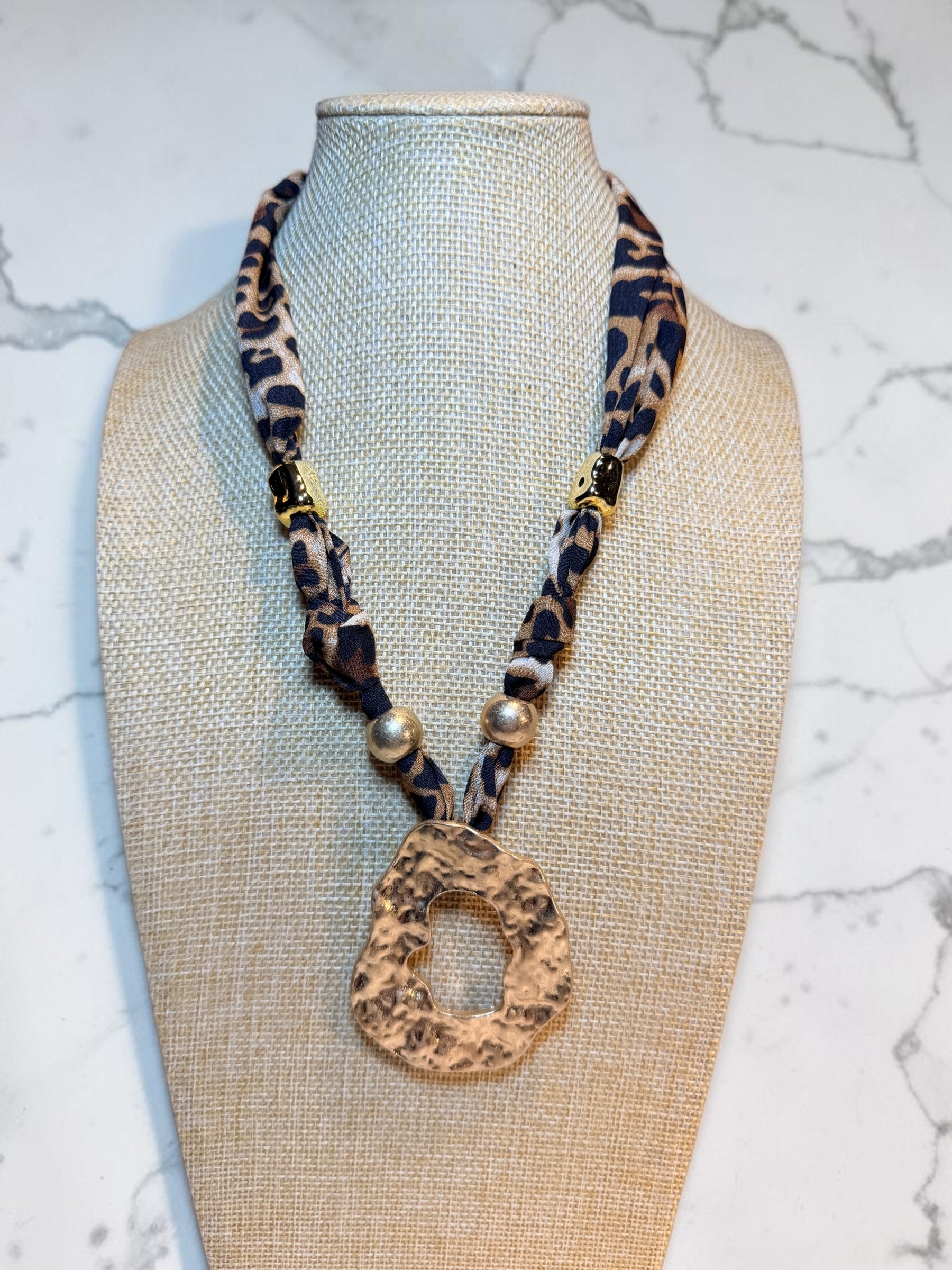 HAMMERED METAL PENDANT NECKLACE