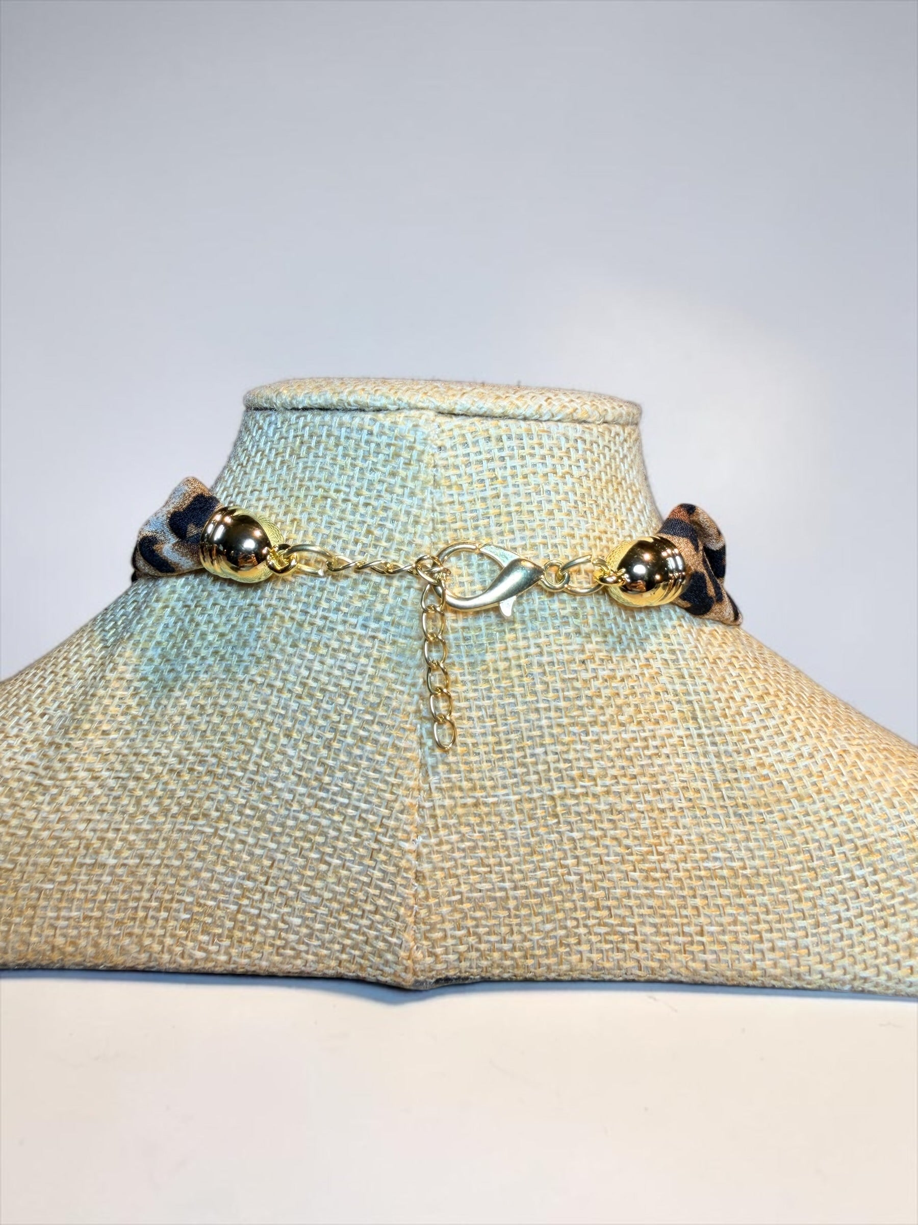 HAMMERED METAL PENDANT NECKLACE