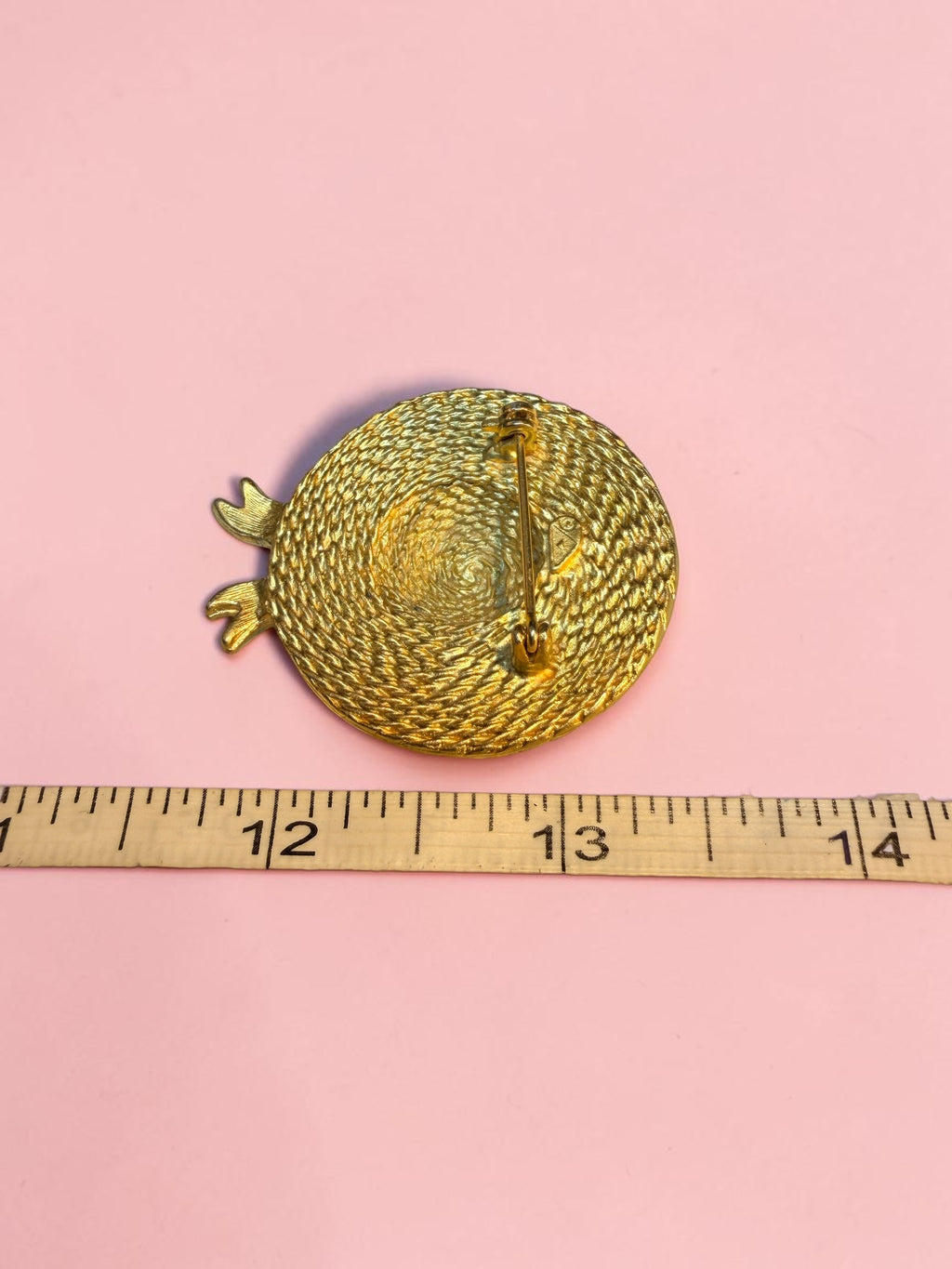BONNET STRAW HAT BROOCH