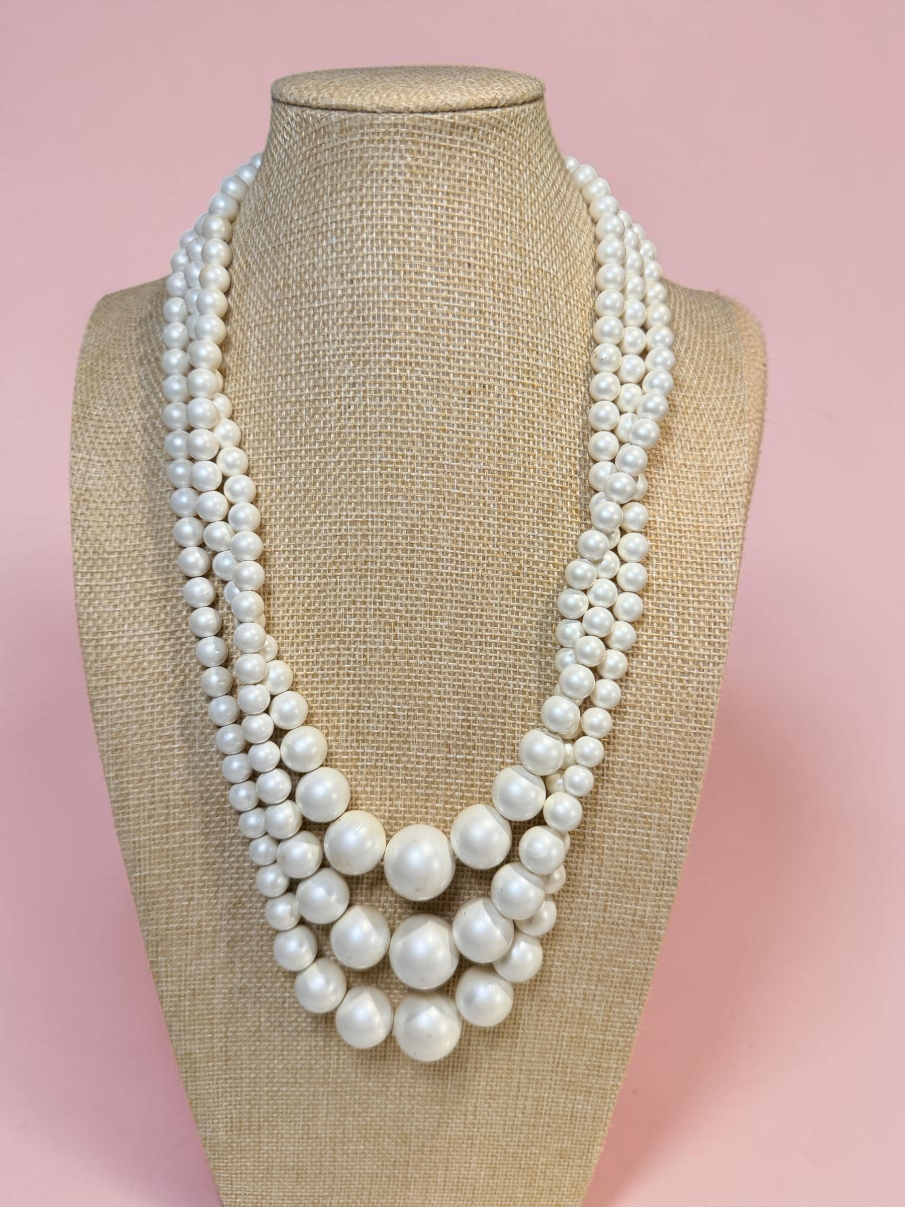 VINTAGE WHITE BEADED NECKLACE