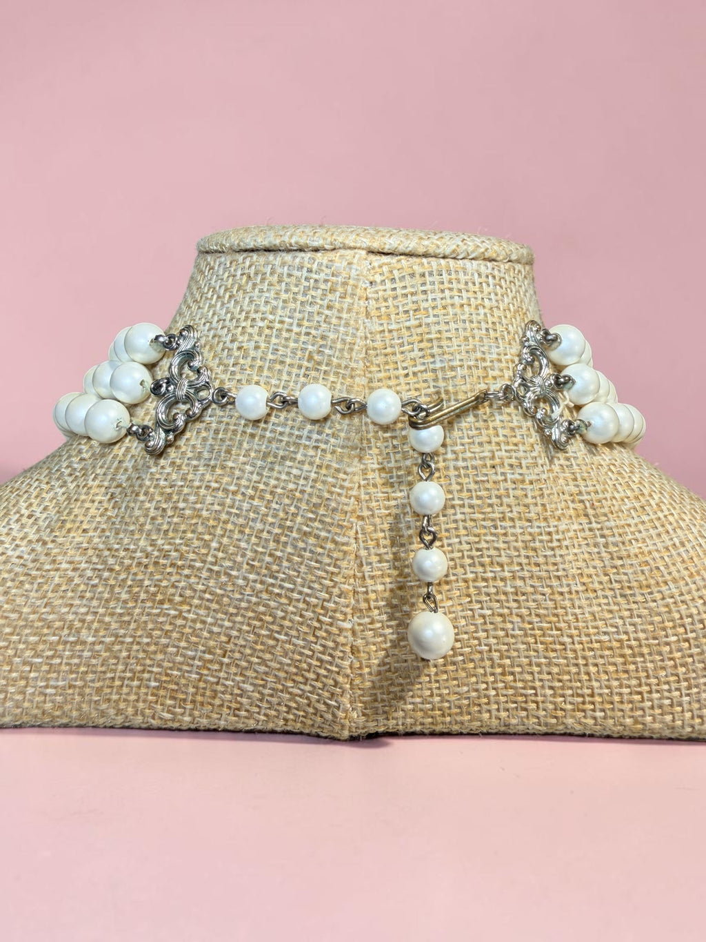 VINTAGE WHITE BEADED NECKLACE