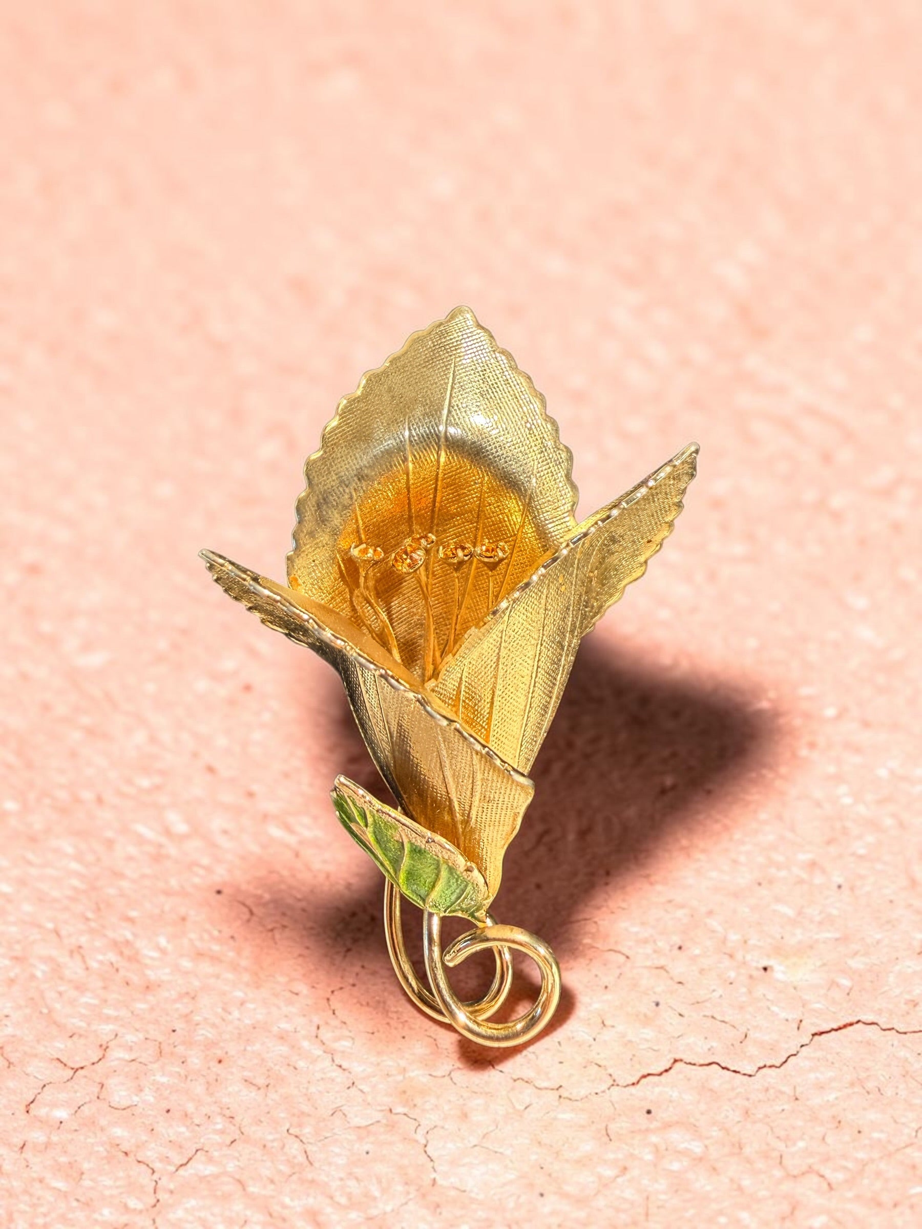 VINTAGE GOLD FLORAL BROOCH