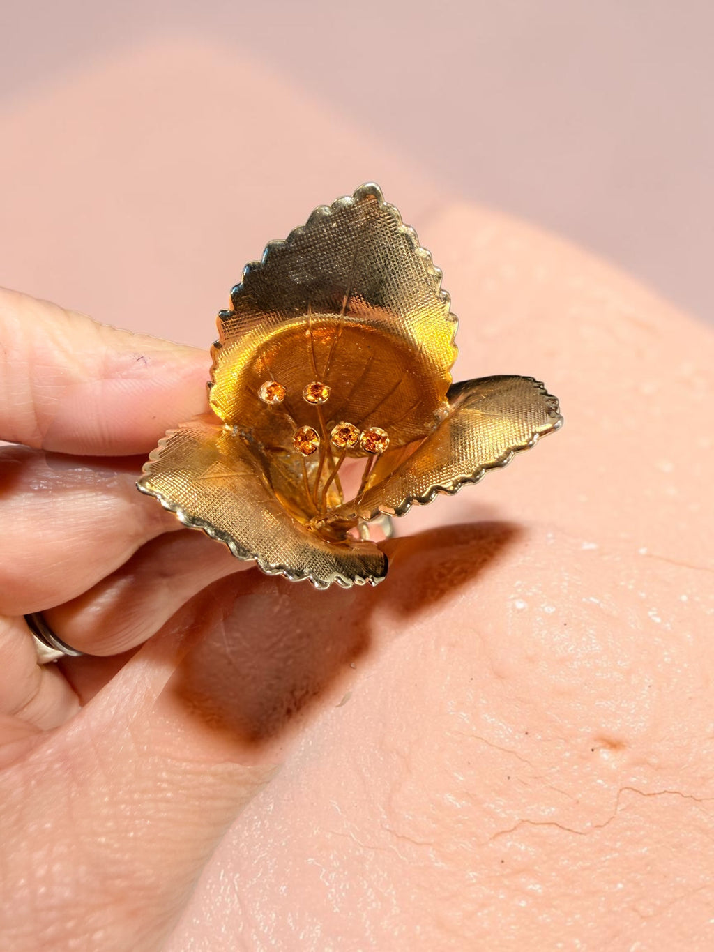 VINTAGE GOLD FLORAL BROOCH