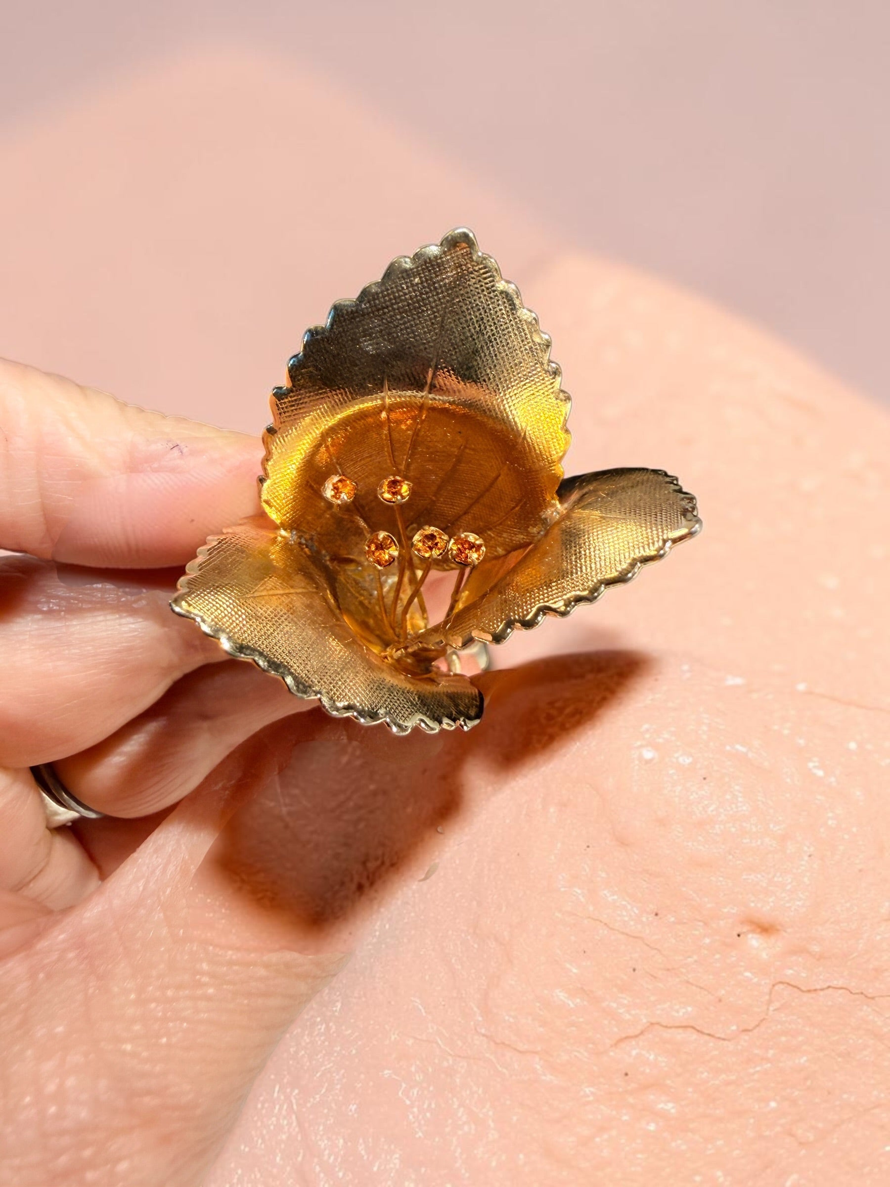 VINTAGE GOLD FLORAL BROOCH