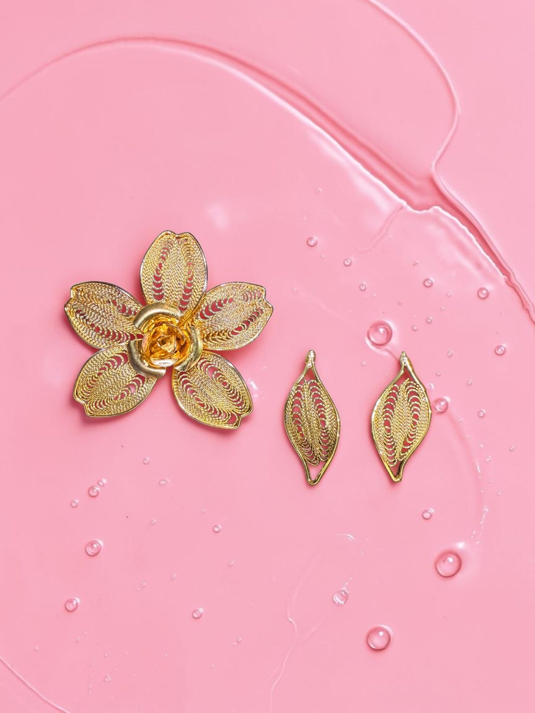 GOLD FILIGREE BROOCH & EARRING SET