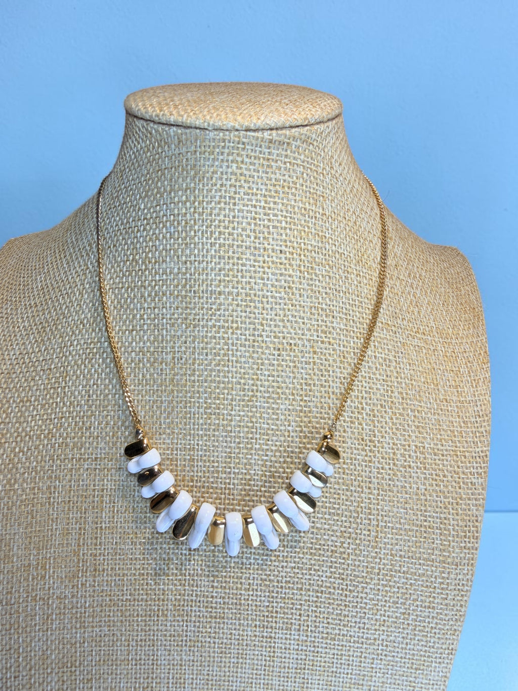 VINTAGE AVON GOLD & WHITE NECKLACE