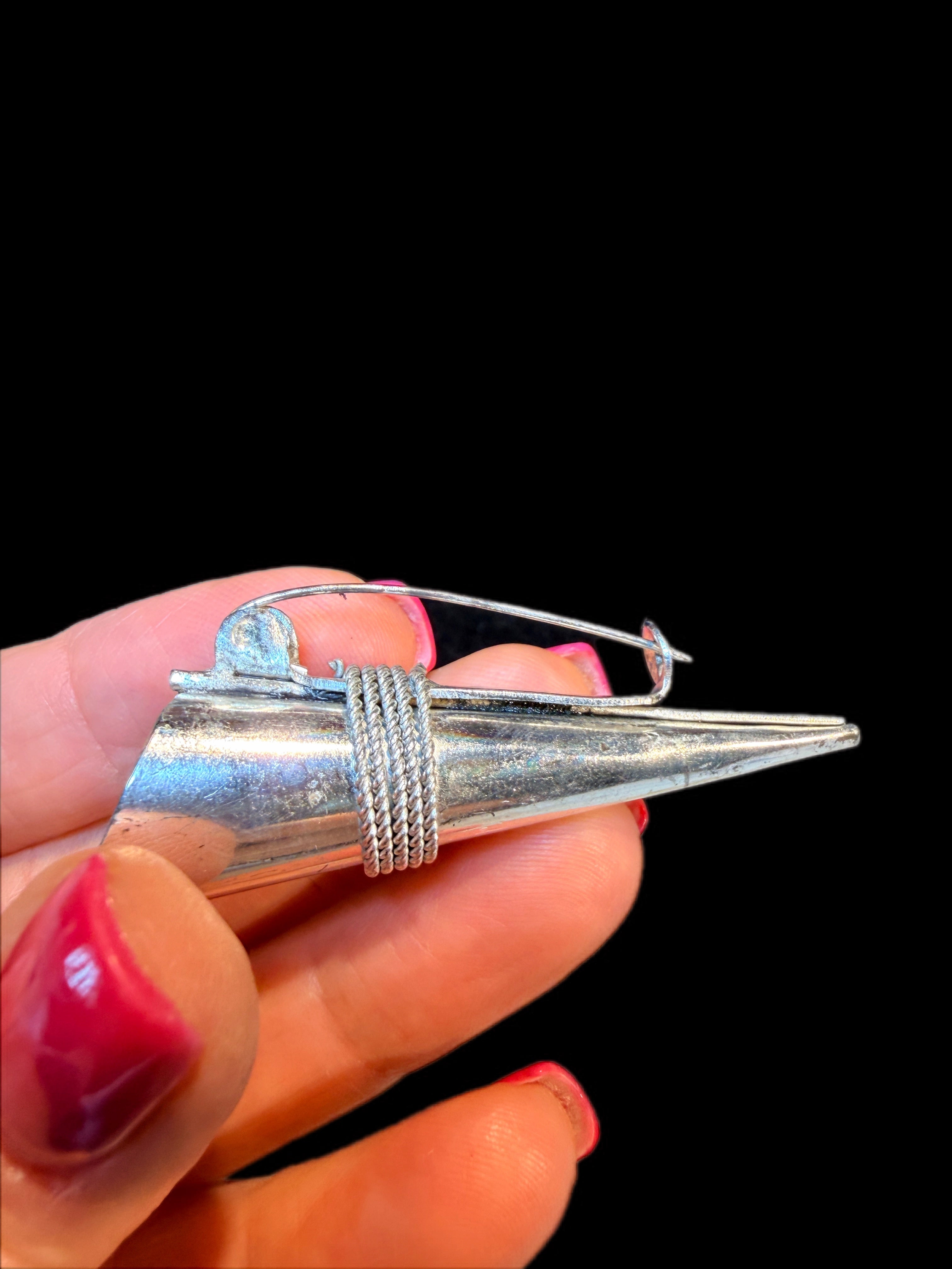 CONICAL BOUTONNIERE