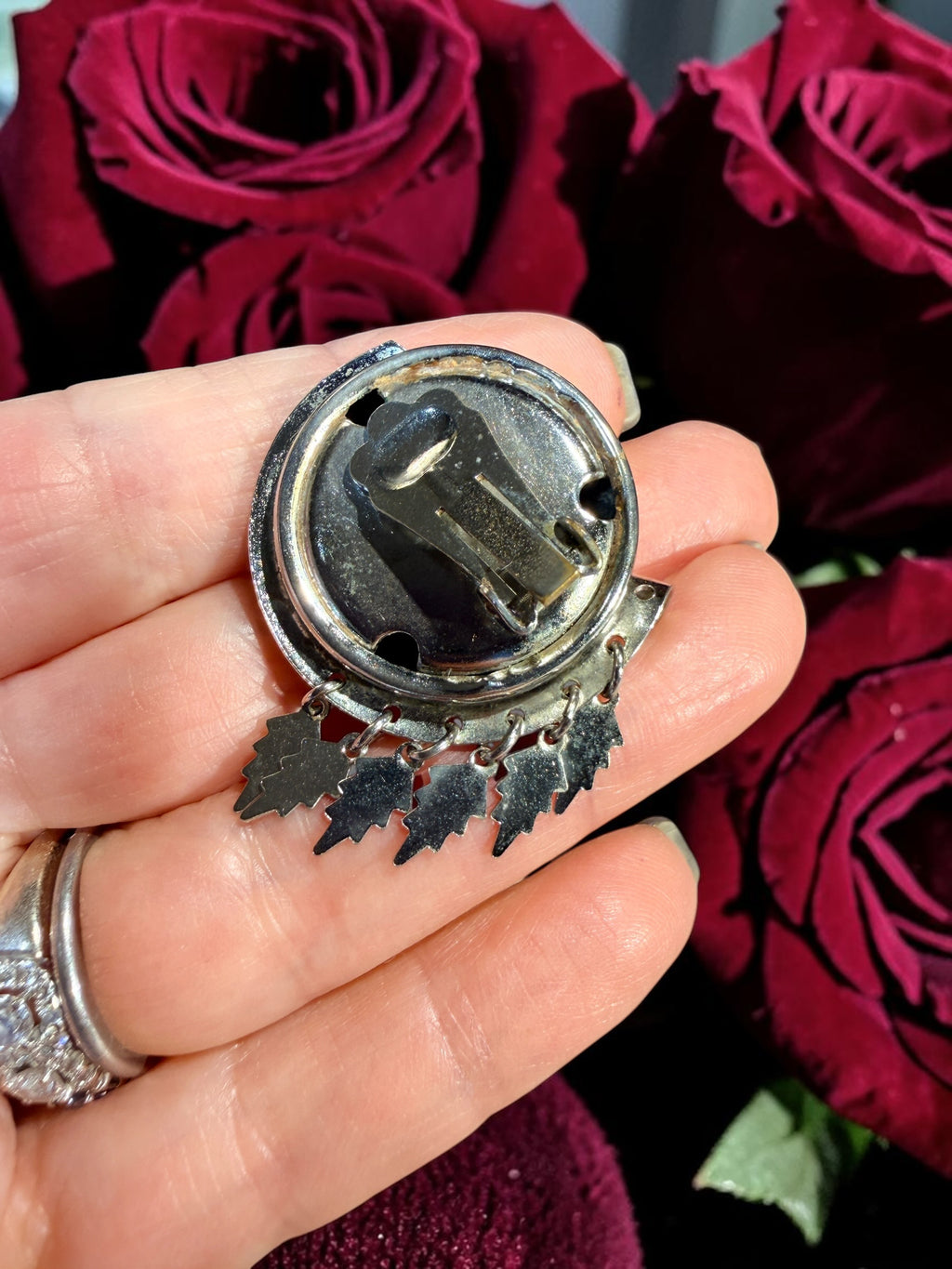 SILVER TONE EARRINGS WITH LEAVES