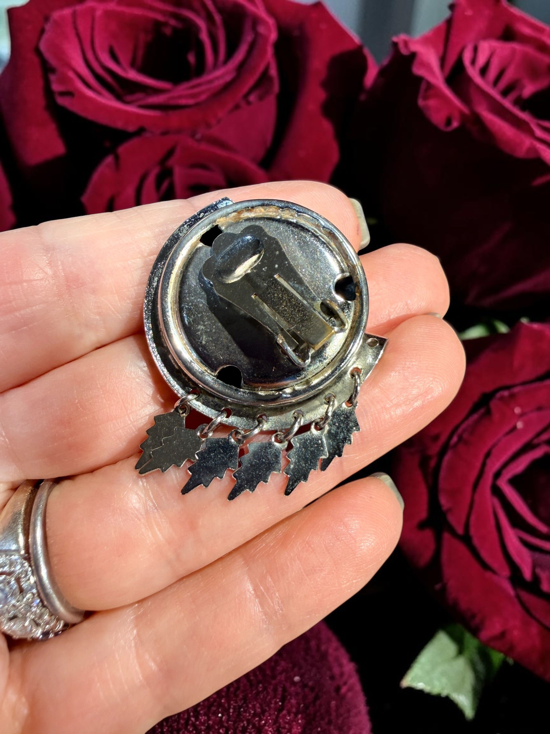 SILVER TONE EARRINGS WITH LEAVES