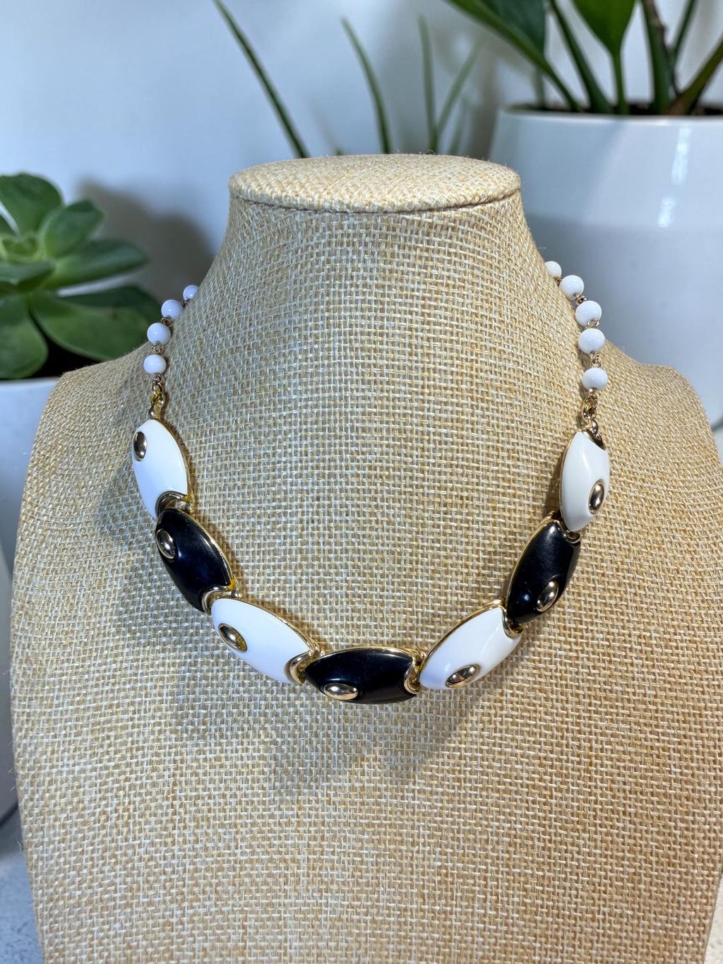 VINTAGE BLACK AND WHITE NECKLACE