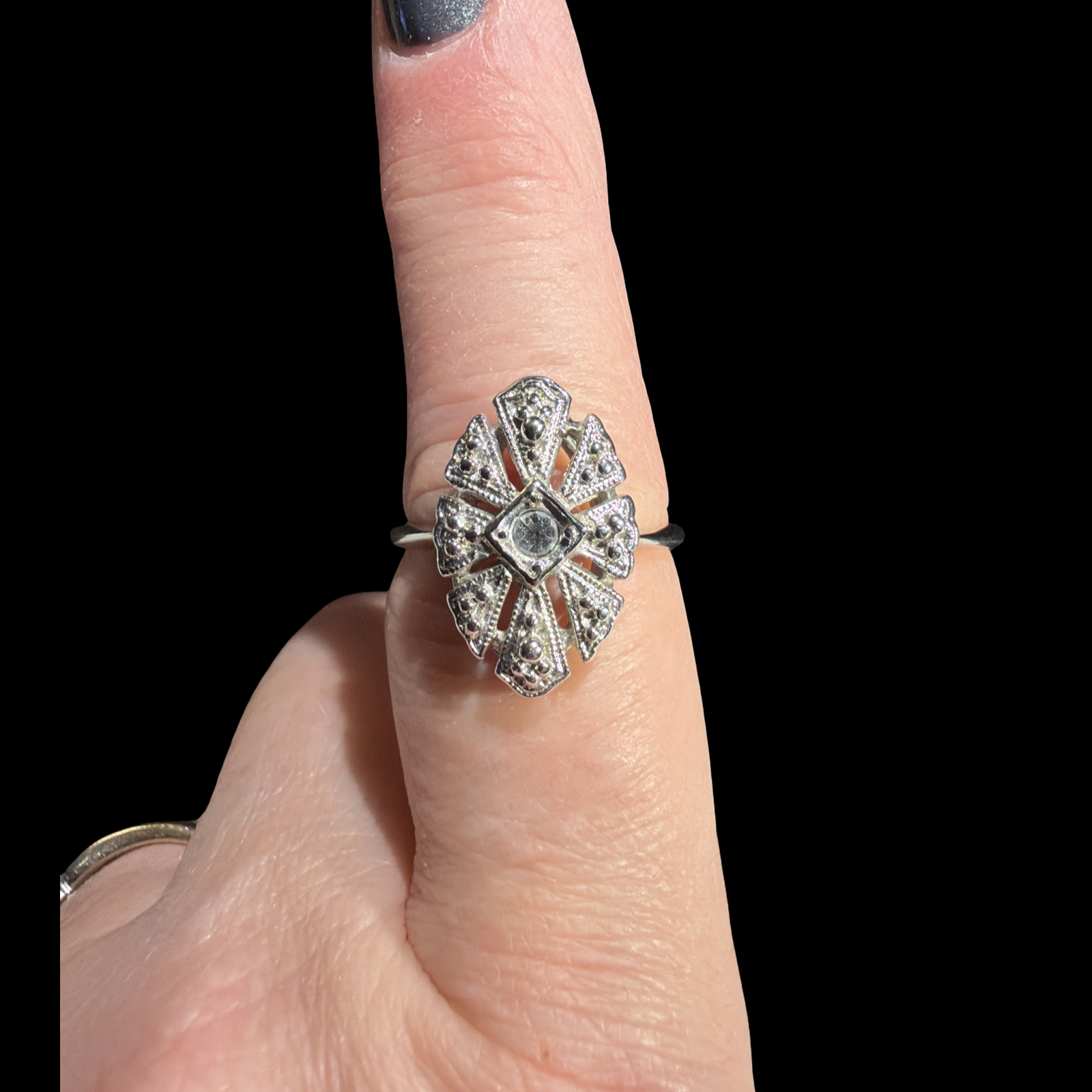 AVON 1980'S CHESTERFIELD RING