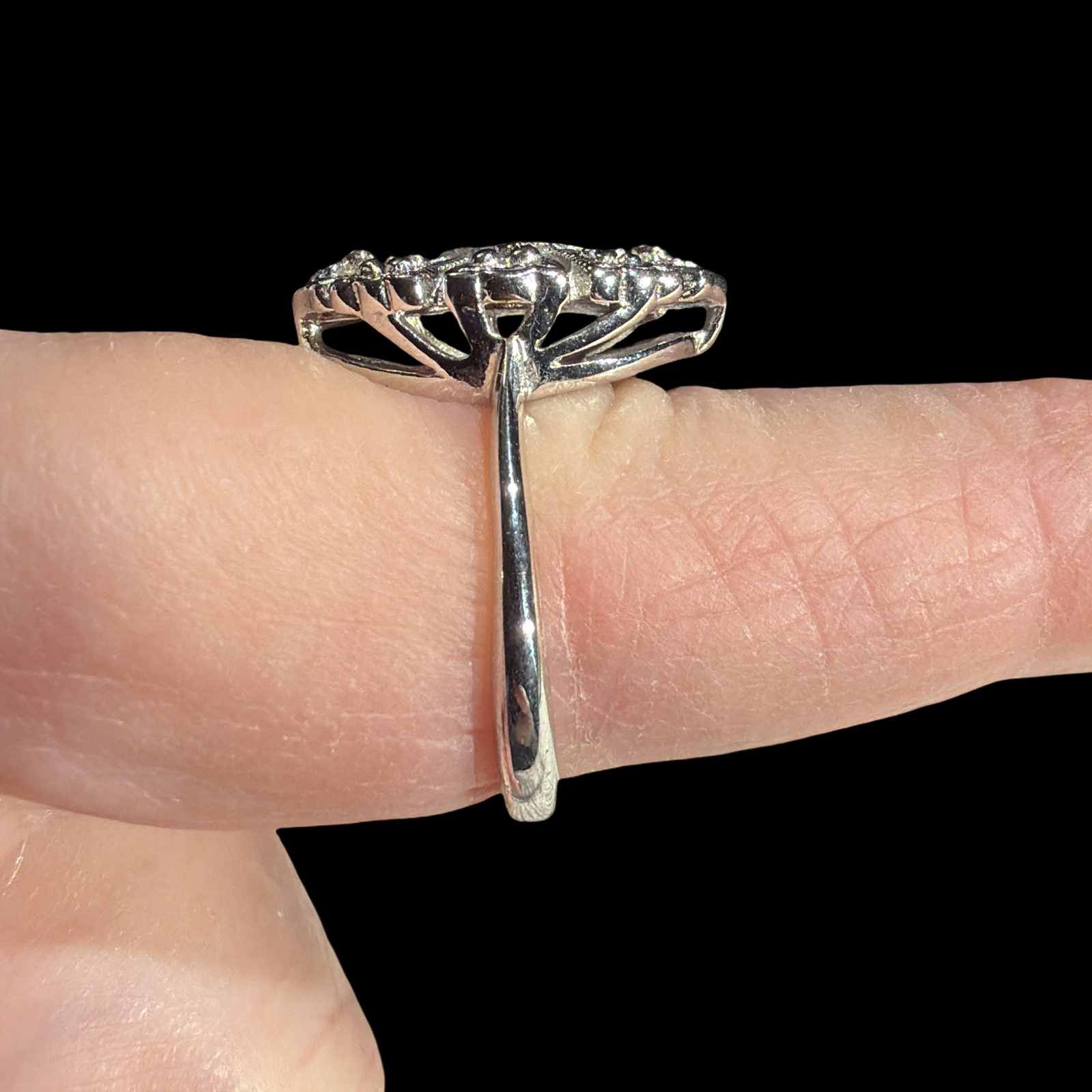 AVON 1980'S CHESTERFIELD RING