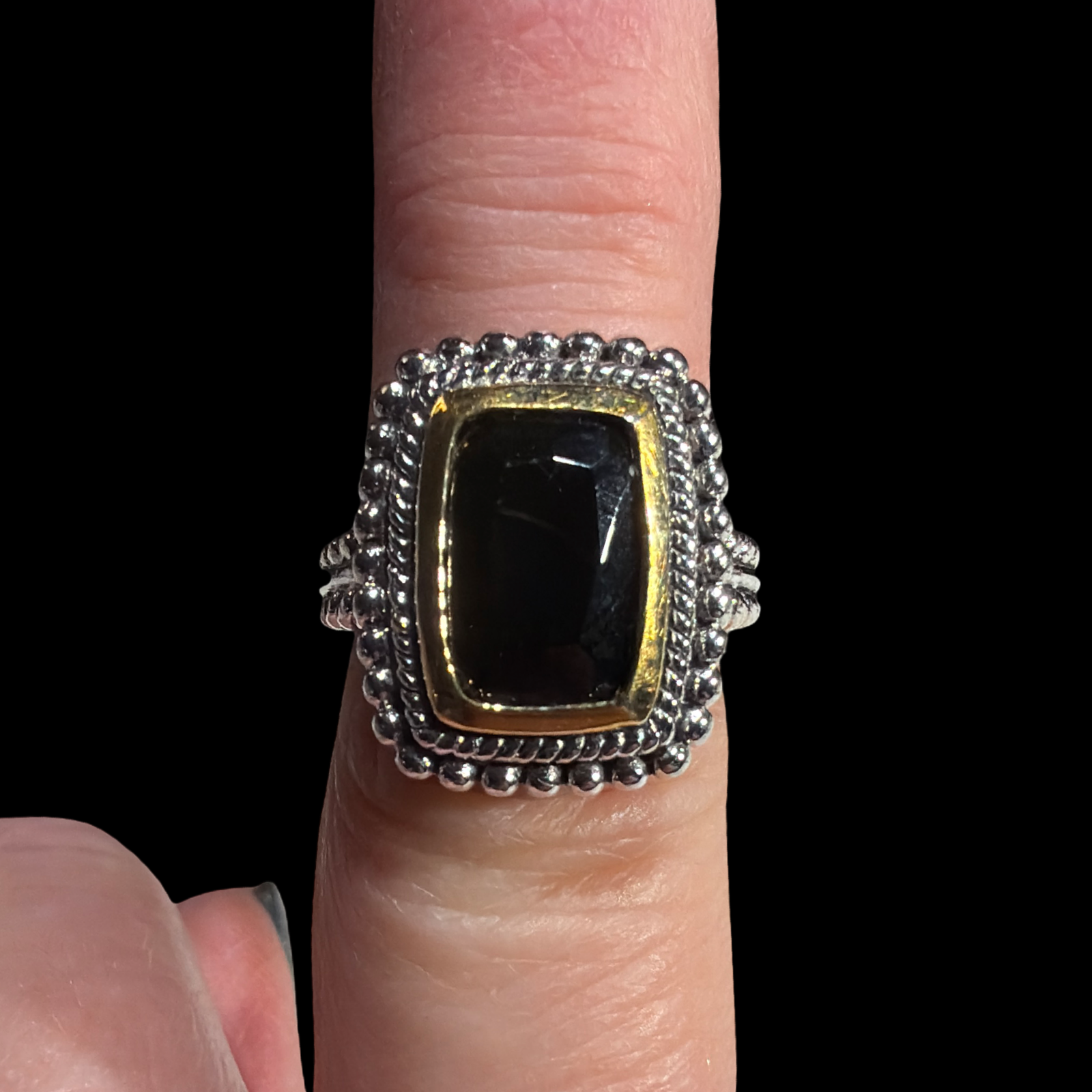COSTUME TWO TONE RING WITH GLASS STONE