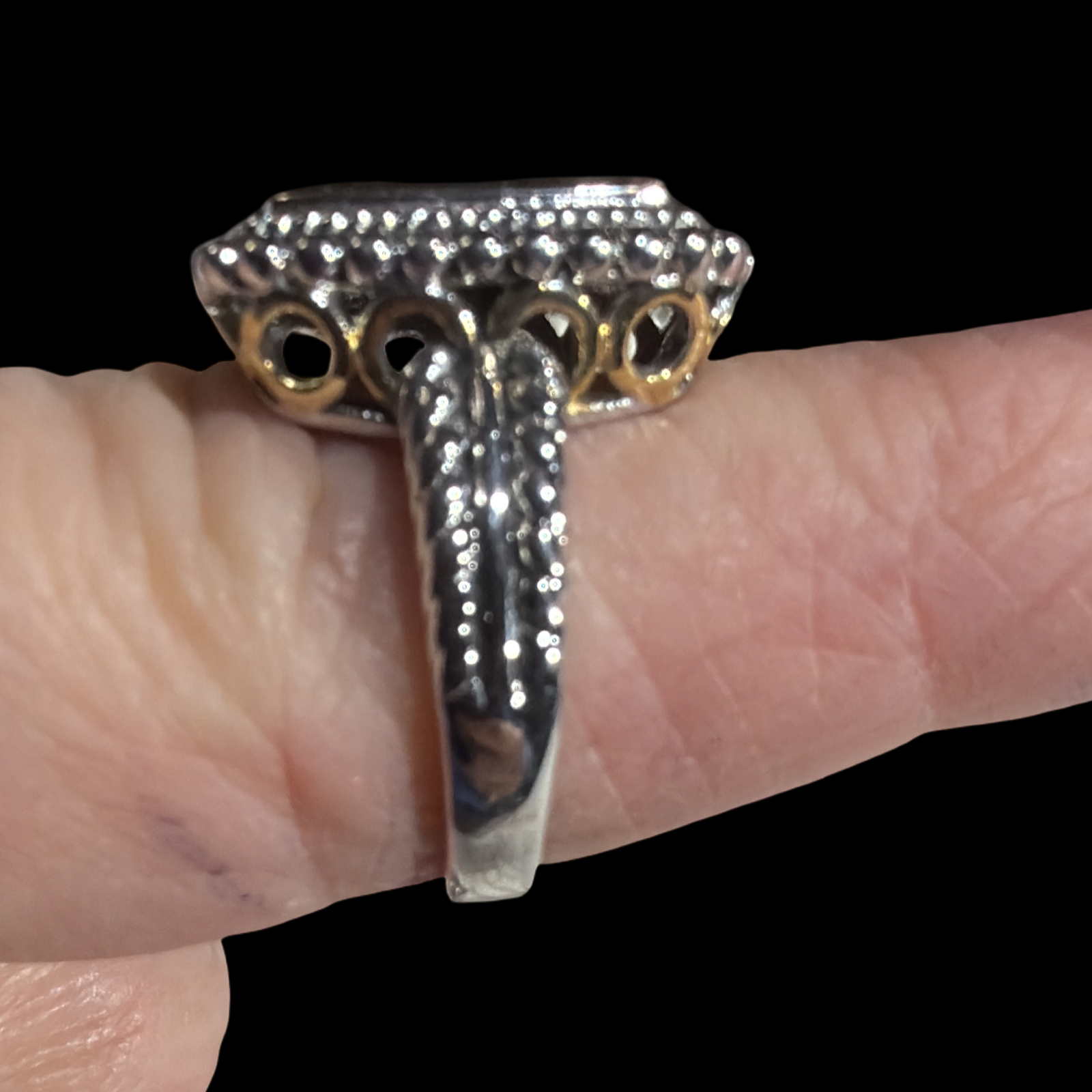 COSTUME TWO TONE RING WITH GLASS STONE