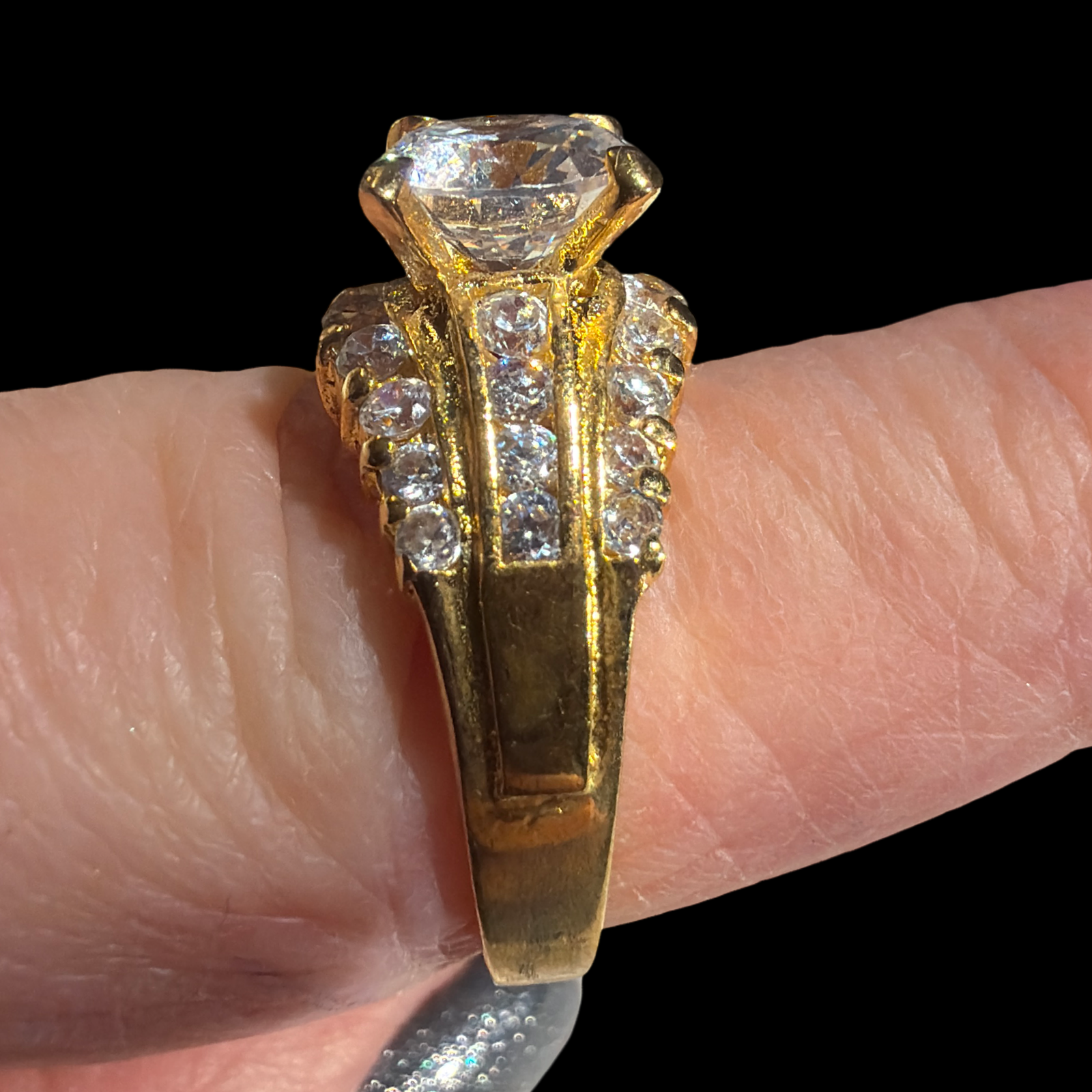 GOLD TONE COSTUME RING