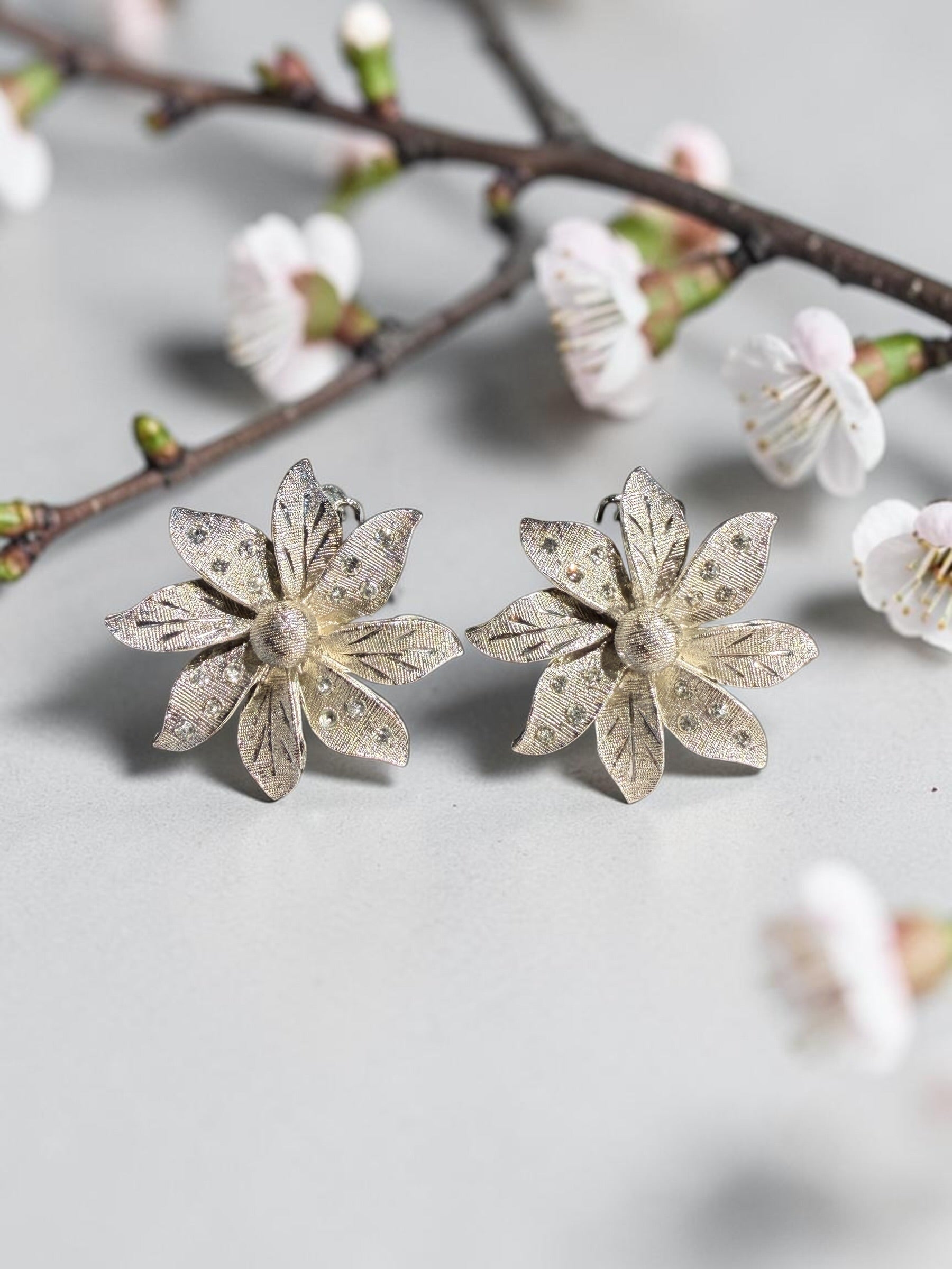 VINTAGE FLORAL EARRINGS WITH RHINESTONES