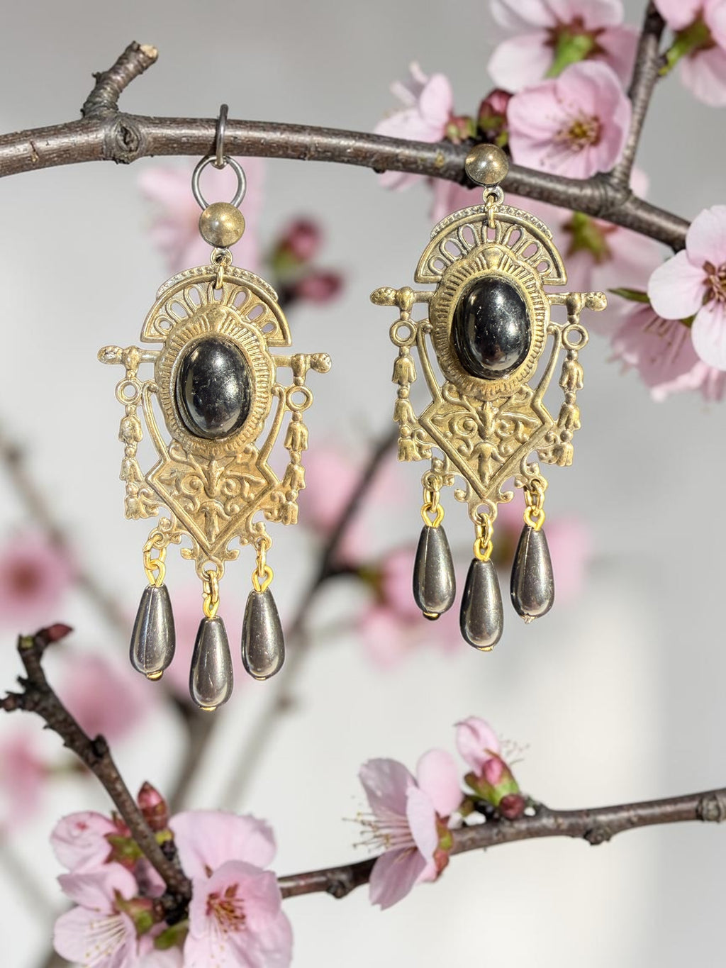 BLACK CABOCHON EARRINGS