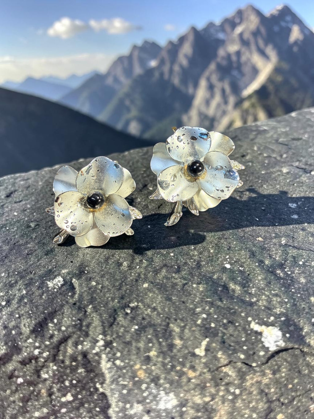 CELEBRITY NY FLORAL EARRING WITH RAIN DRIZZLE