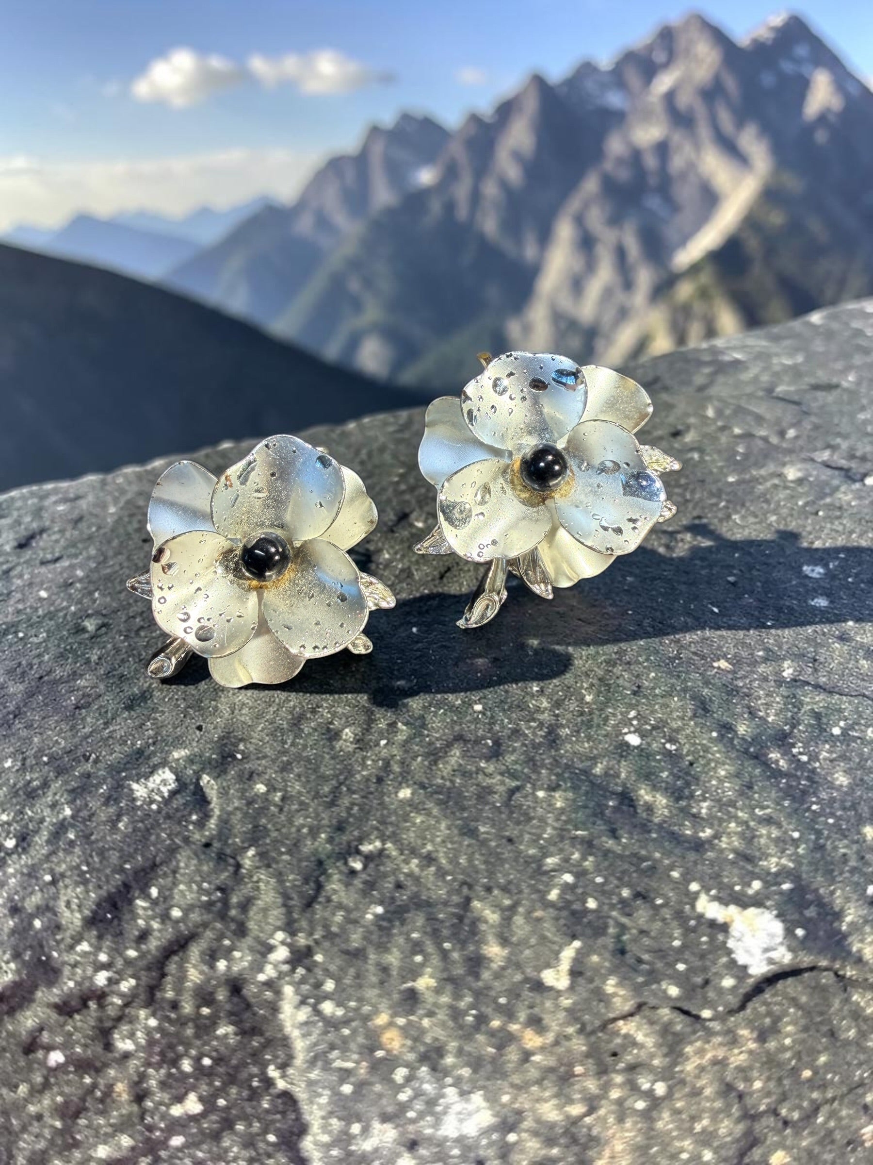 CELEBRITY NY FLORAL EARRING WITH RAIN DRIZZLE