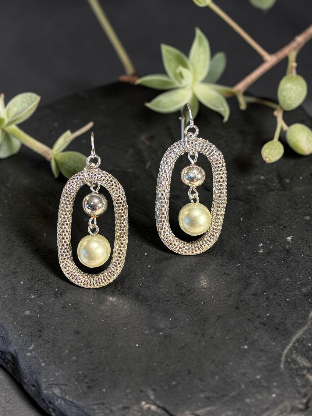 METAL ROPE AND PEARL EARRINGS