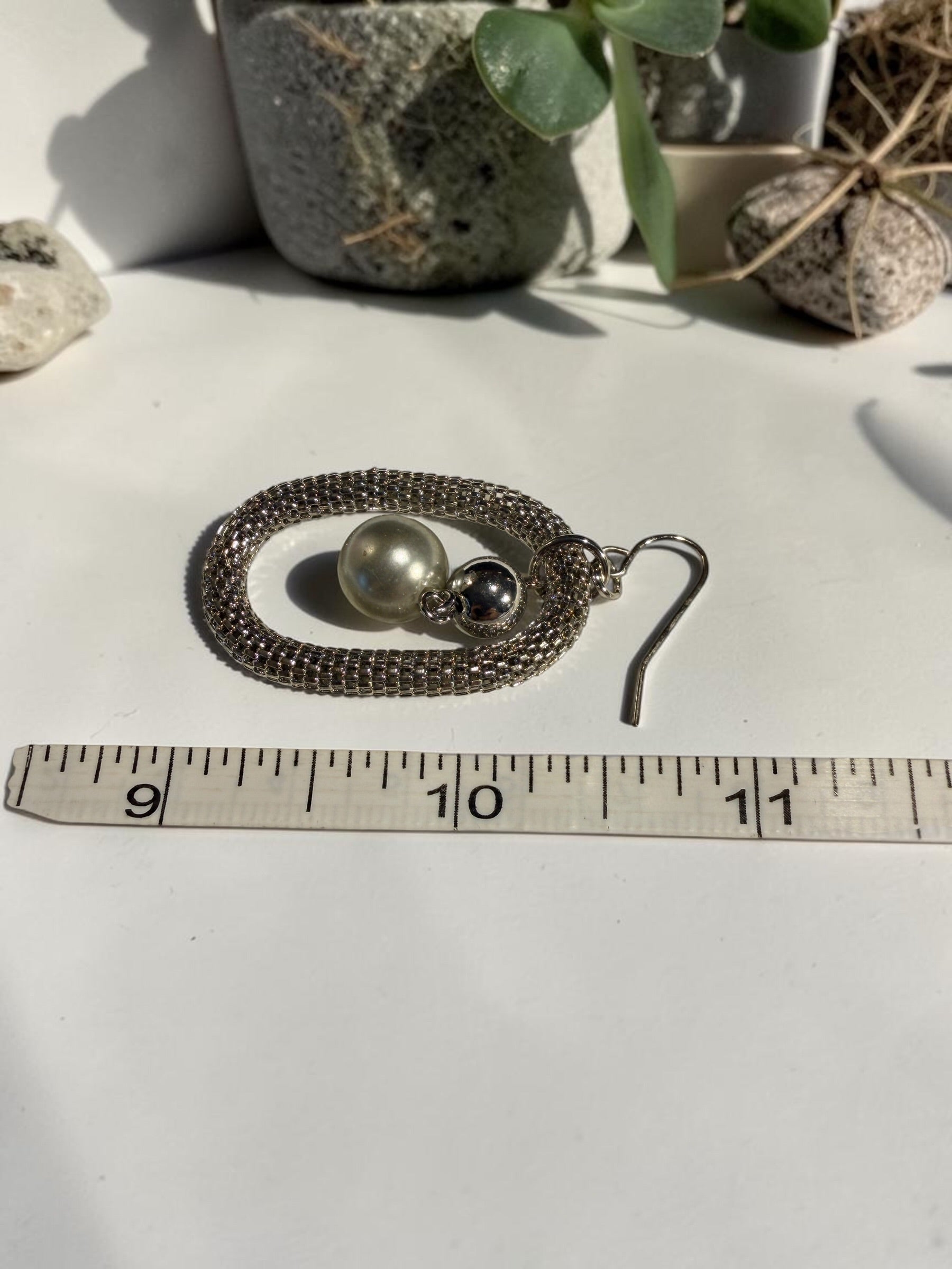 METAL ROPE AND PEARL EARRINGS
