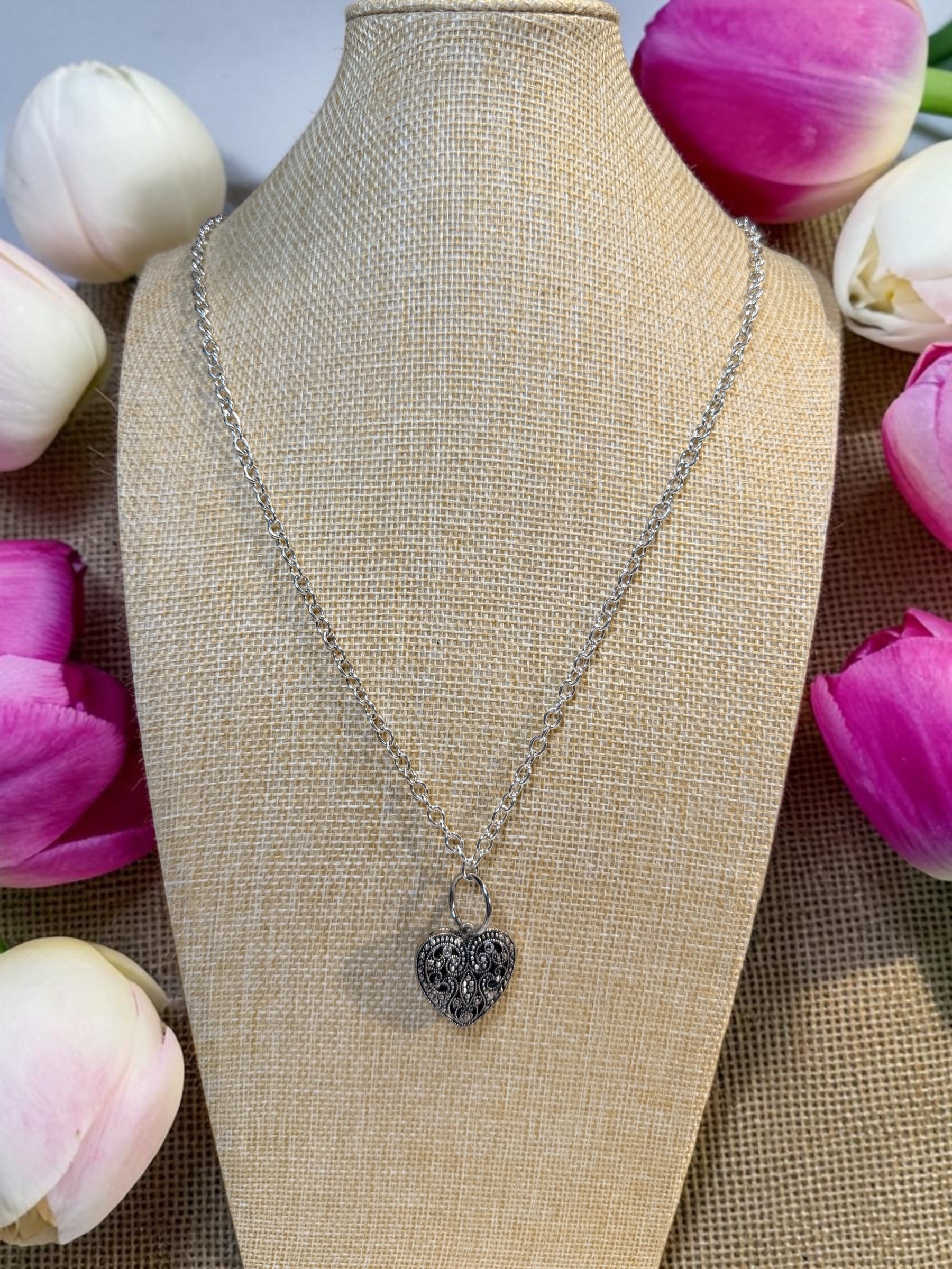 BEAUTIFUL SCROLL HEART NECKLACE