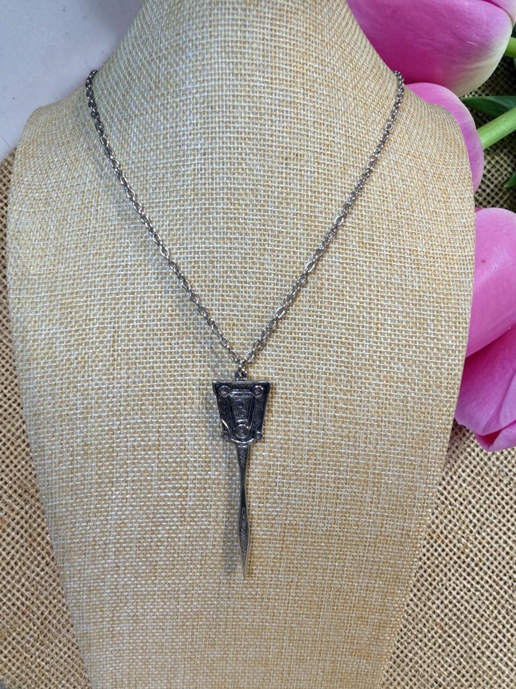 VINTAGE WLF PENDANT NECKLACE